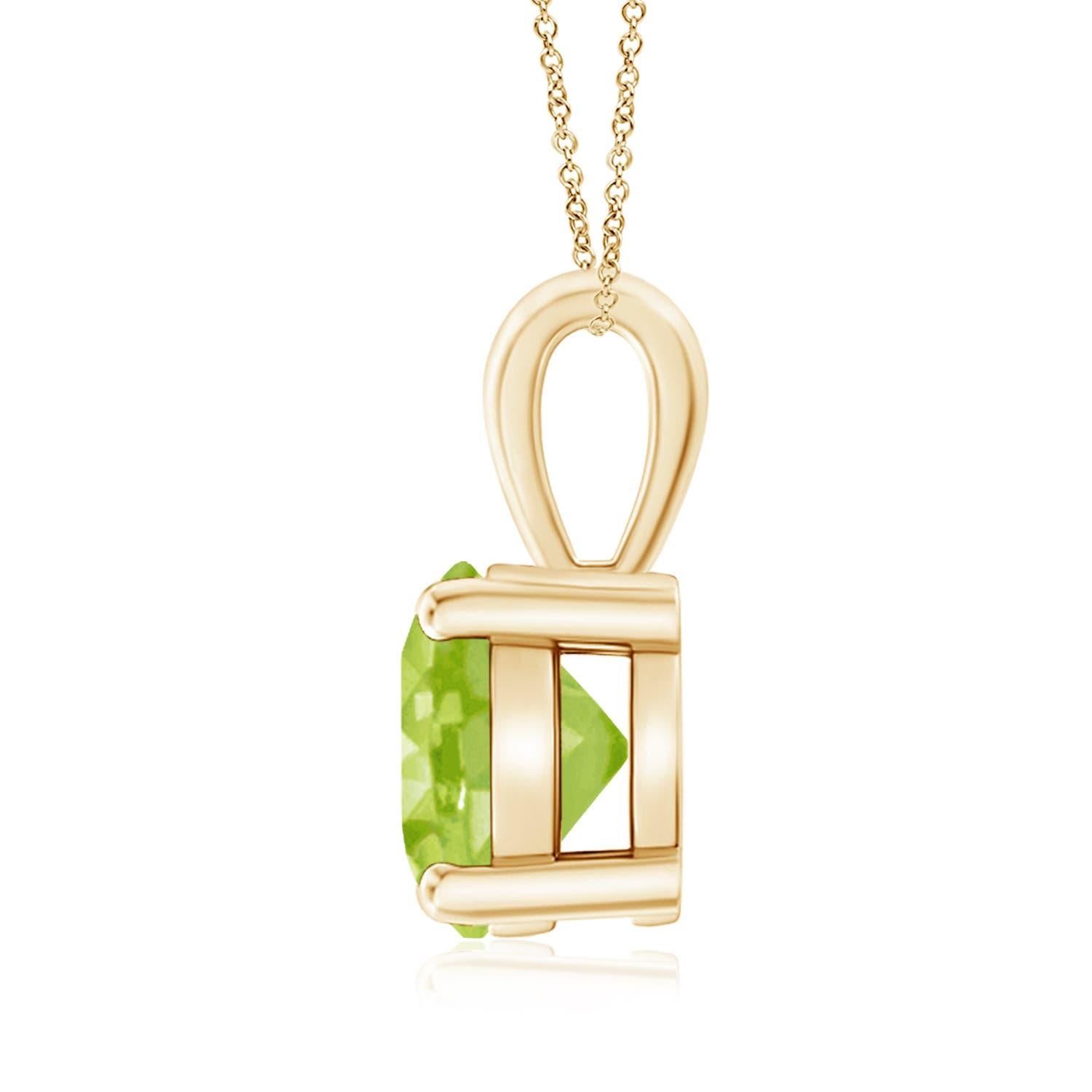 Une balle unique est reliée à un péridot étincelant fixé dans une monture à quatre griffes. Ce pendentif solitaire en péridot présente un design simple et attire toute l'attention sur sa teinte vert chartreuse. Il est réalisé en or jaune 14k.