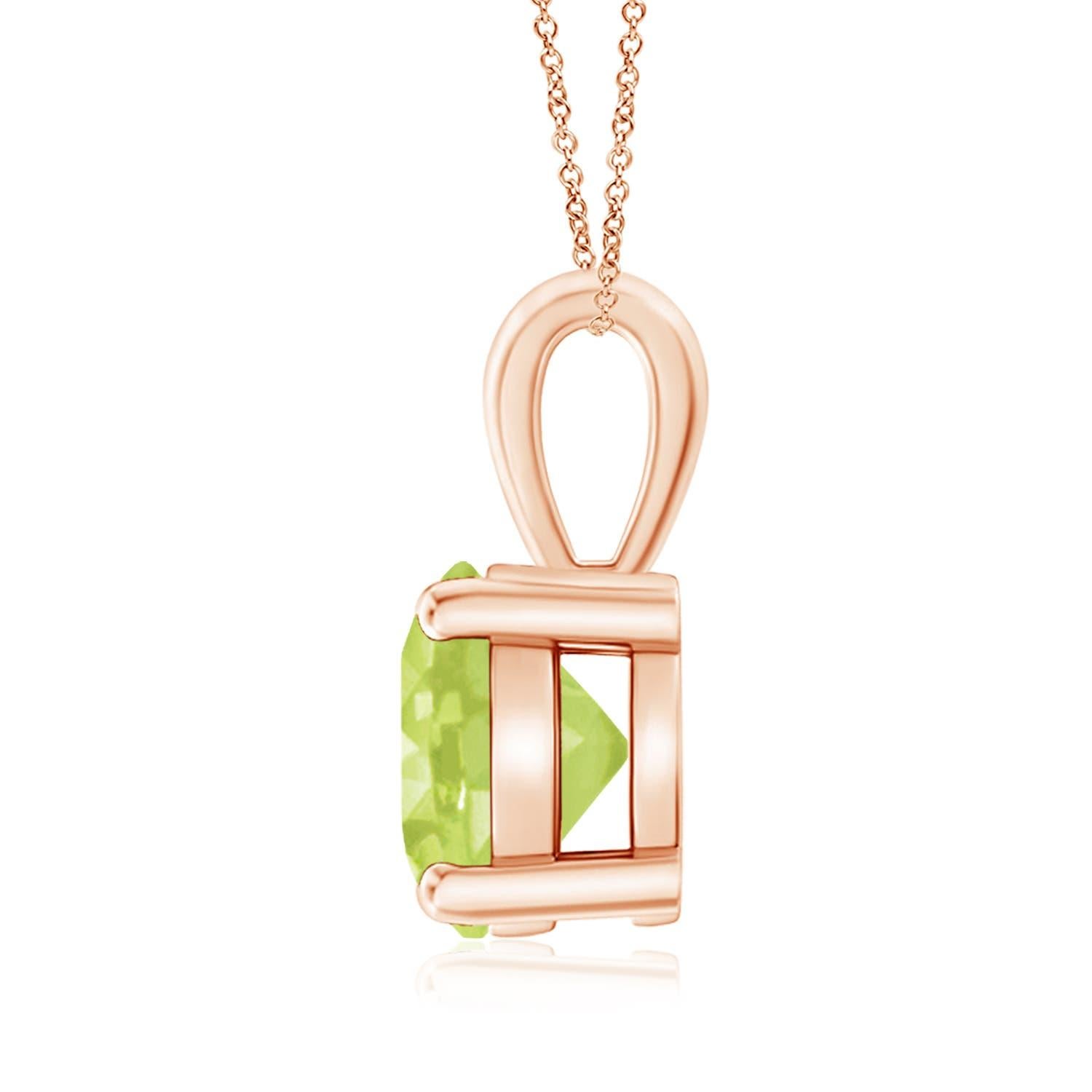 Une balle unique est reliée à un péridot étincelant fixé dans une monture à quatre griffes. Ce pendentif solitaire en péridot présente un design simple et attire toute l'attention sur sa teinte vert chartreuse. Il est réalisé en or rose 18 carats.