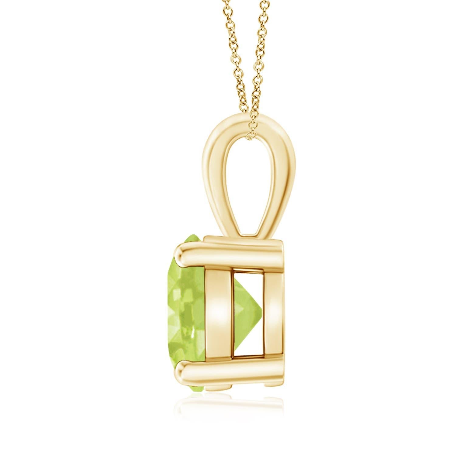 Une balle unique est reliée à un péridot étincelant fixé dans une monture à quatre griffes. Ce pendentif solitaire en péridot présente un design simple et attire toute l'attention sur sa teinte vert chartreuse. Il est réalisé en or jaune 18 carats.