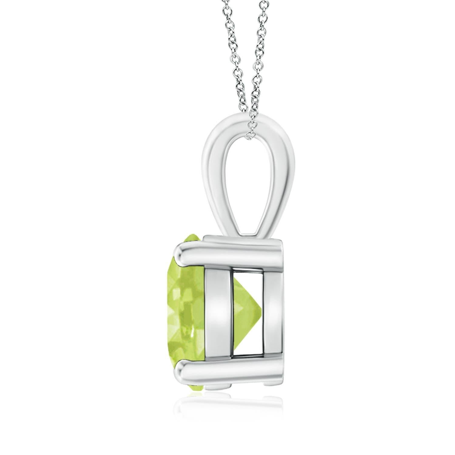 Une balle unique est reliée à un péridot étincelant fixé dans une monture à quatre griffes. Ce pendentif solitaire en péridot présente un design simple et attire toute l'attention sur sa teinte vert chartreuse. Il est réalisé en platine. Disponible