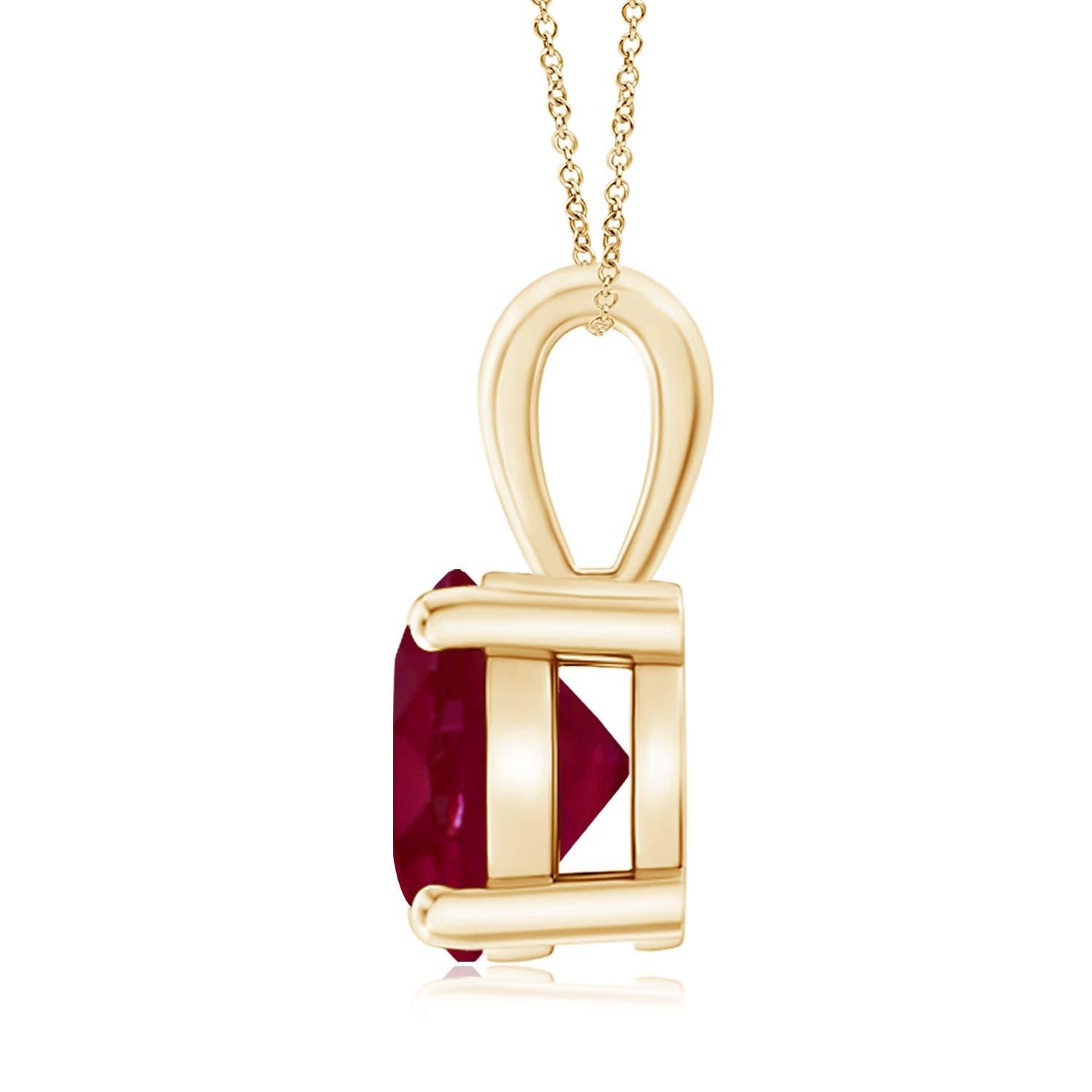 Un solitaire en rubis rouge violacé, serti dans une monture à quatre griffes, est relié à une balle lustrée. Réalisé en or jaune 14k, le design élégant de ce pendentif classique en rubis attire toute l'attention sur la magnificence de la pierre