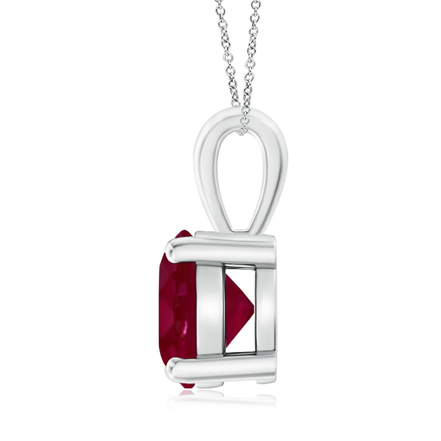 Enlazado a una lustrosa bala hay un solitario de rubí rojo violáceo asegurado en un engaste de cuatro garras. Elaborado en oro blanco de 18 quilates, el elegante diseño de este colgante de rubí clásico atrae toda la atención hacia la magnificencia