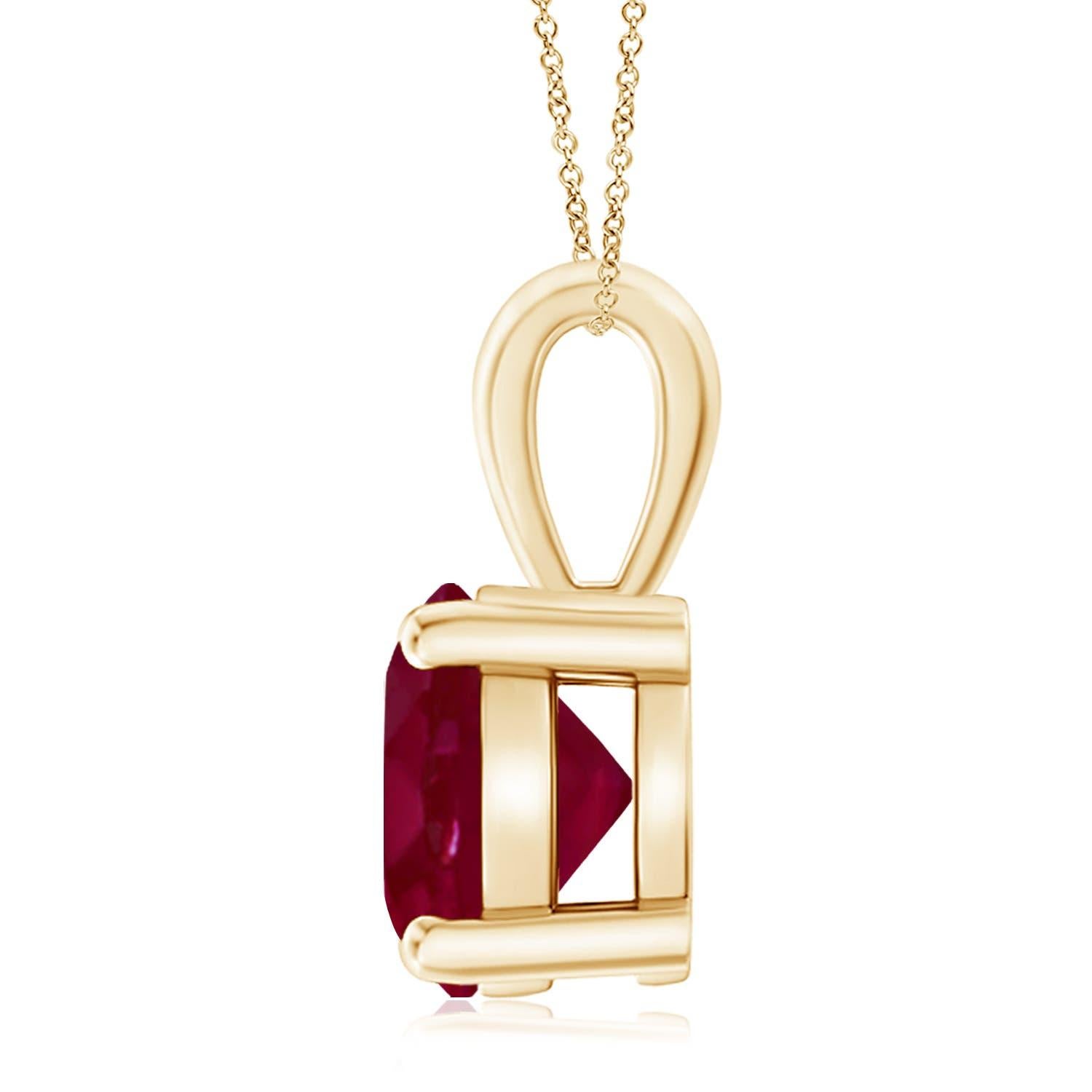 Un solitaire en rubis rouge violacé, serti dans une monture à quatre griffes, est relié à une balle lustrée. Réalisé en or jaune 18 carats, le design élégant de ce pendentif classique en rubis attire toute l'attention sur la magnificence de la