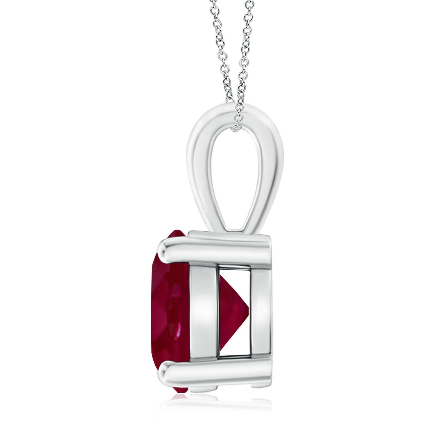 Un solitaire en rubis rouge violacé, serti dans une monture à quatre griffes, est relié à une balle lustrée. Réalisé en platine, le design élégant de ce pendentif classique en rubis attire toute l'attention sur la magnificence de la pierre centrale.