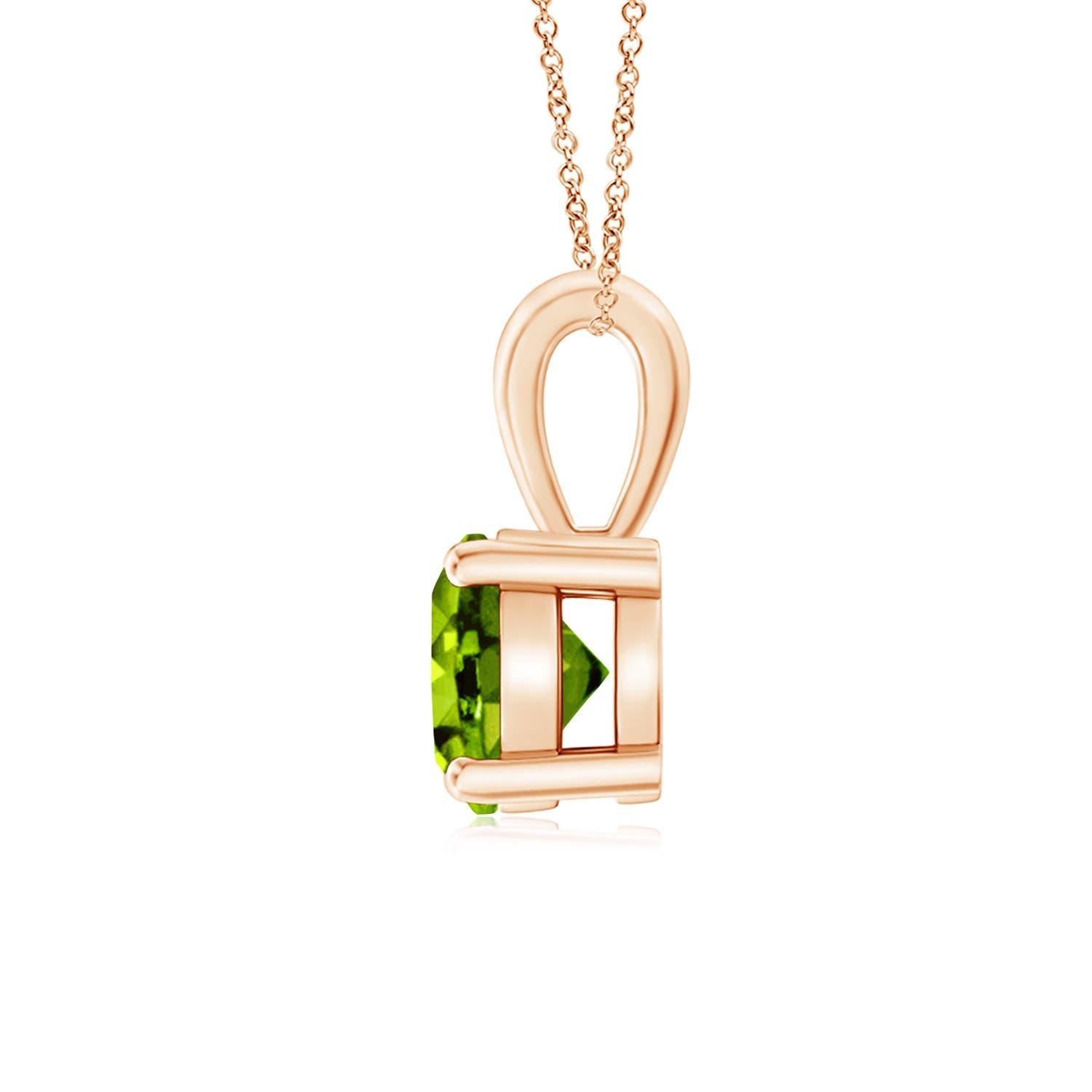 Une balle unique est reliée à un péridot étincelant fixé dans une monture à quatre griffes. Ce pendentif solitaire en péridot présente un design simple et attire toute l'attention sur sa teinte vert chartreuse. Il est réalisé en or rose 14k.