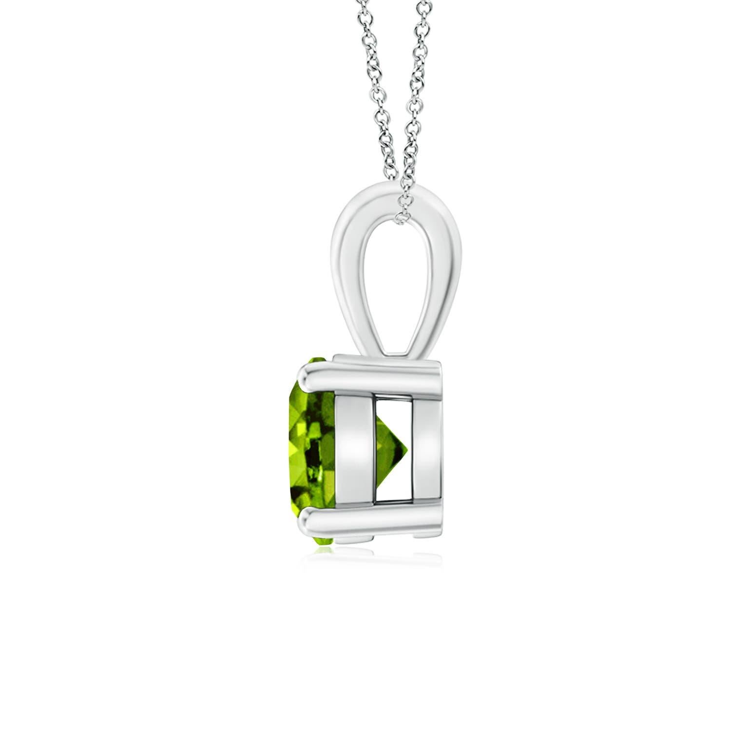 Une balle unique est reliée à un péridot étincelant fixé dans une monture à quatre griffes. Ce pendentif solitaire en péridot présente un design simple et attire toute l'attention sur sa teinte vert chartreuse. Il est réalisé en or blanc 14k.