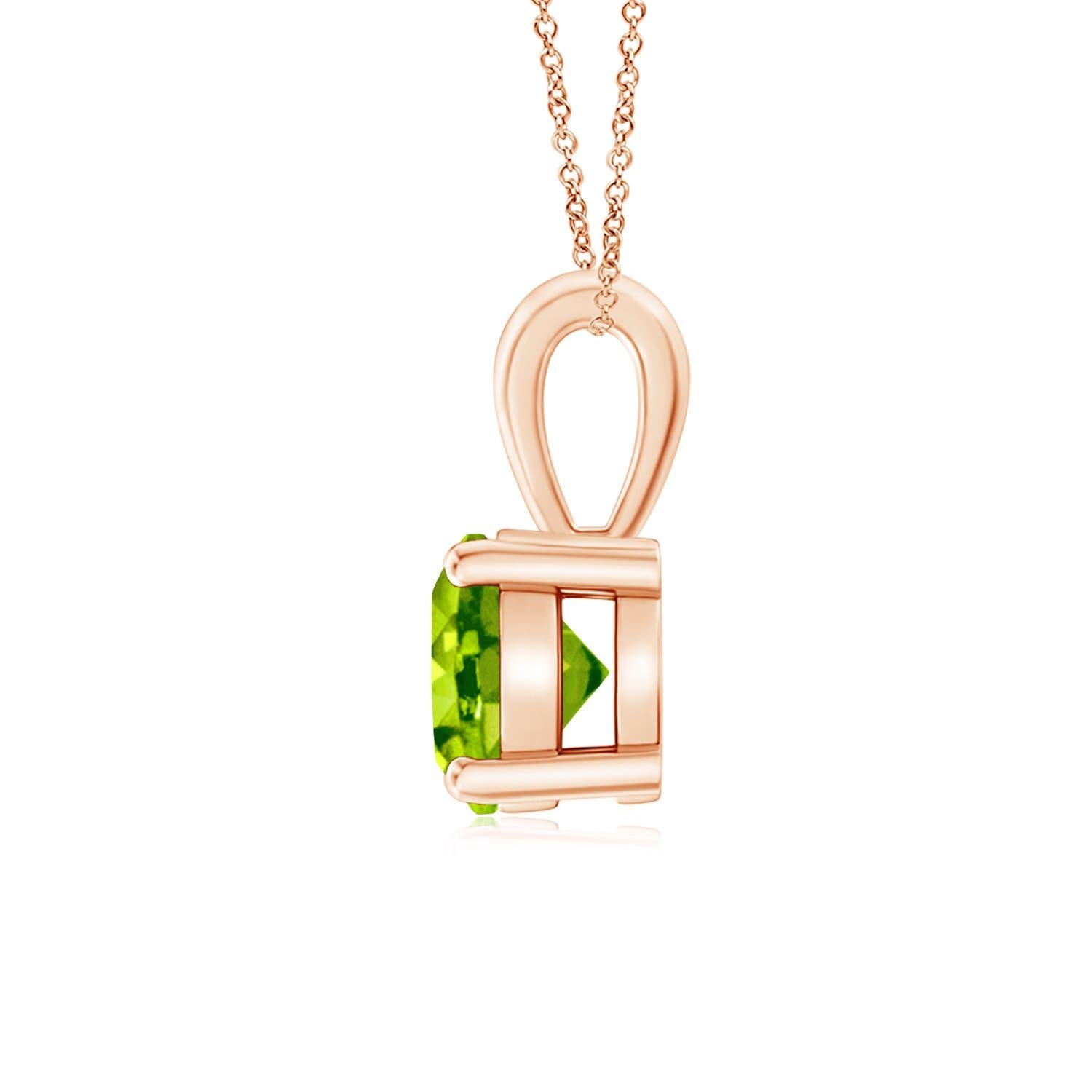 Une balle unique est reliée à un péridot étincelant fixé dans une monture à quatre griffes. Ce pendentif solitaire en péridot présente un design simple et attire toute l'attention sur sa teinte vert chartreuse. Il est réalisé en or rose 18 carats.