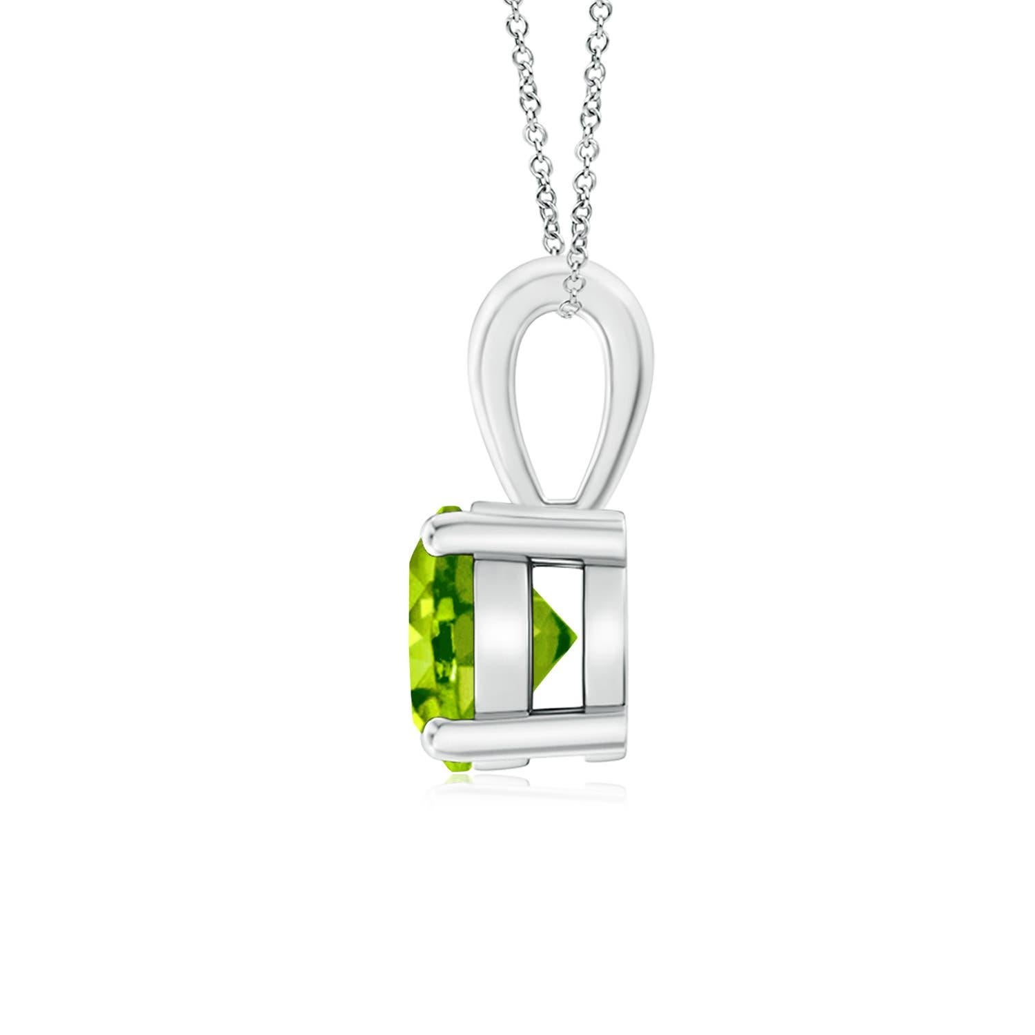 Une balle unique est reliée à un péridot étincelant fixé dans une monture à quatre griffes. Ce pendentif solitaire en péridot présente un design simple et attire toute l'attention sur sa teinte vert chartreuse. Il est réalisé en or blanc 18 carats.