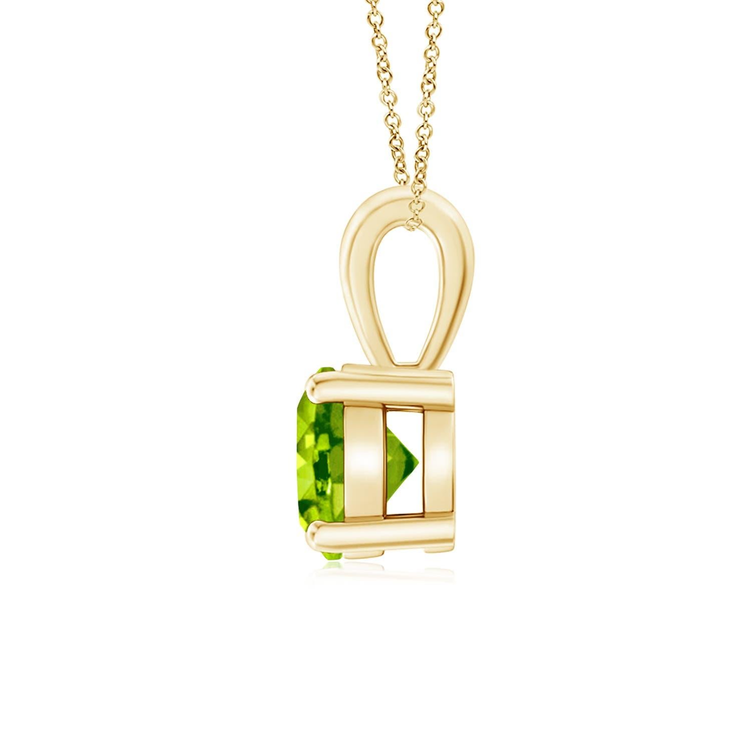 Une balle unique est reliée à un péridot étincelant fixé dans une monture à quatre griffes. Ce pendentif solitaire en péridot présente un design simple et attire toute l'attention sur sa teinte vert chartreuse. Il est réalisé en or jaune 18 carats.