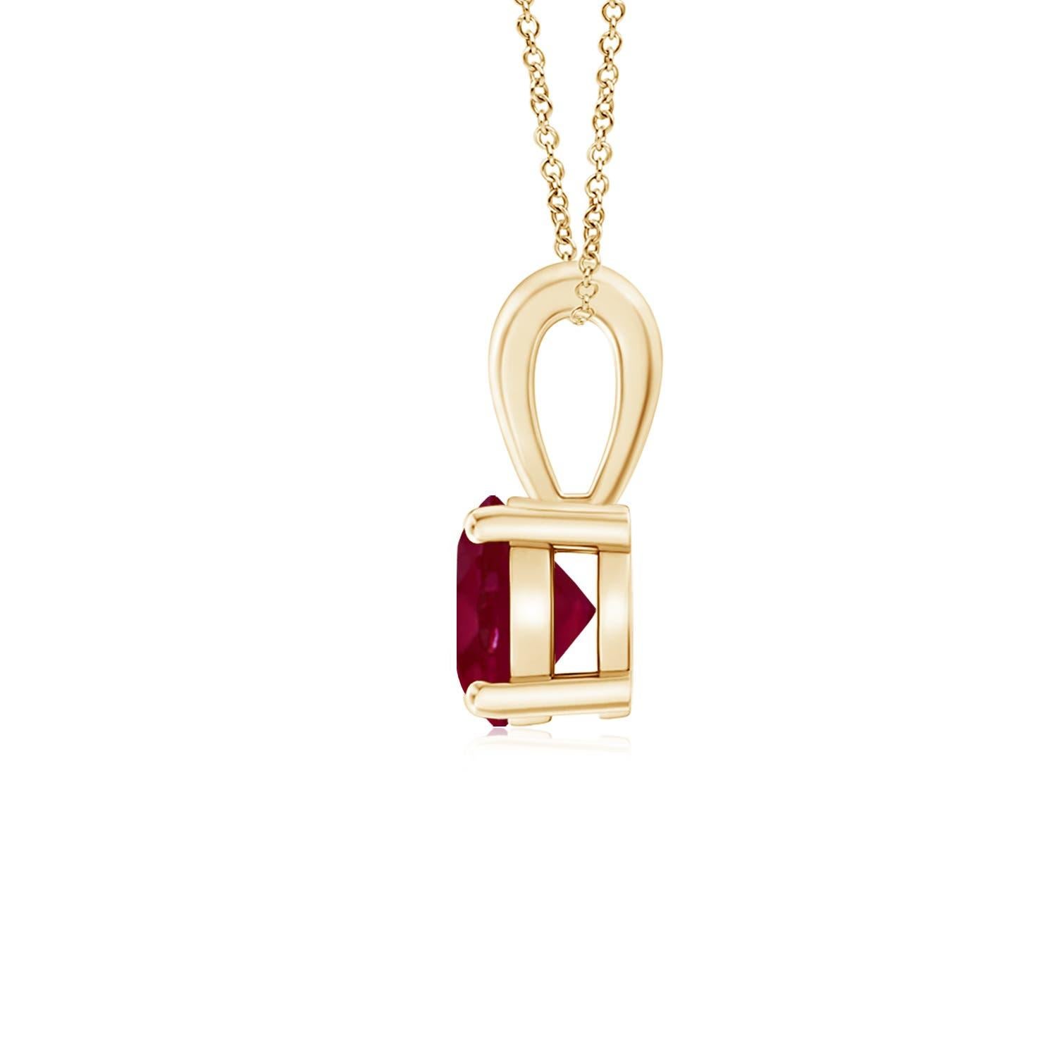 Enlazado a una lustrosa bala hay un solitario de rubí rojo violáceo asegurado en un engaste de cuatro garras. Elaborado en oro amarillo de 14 quilates, el elegante diseño de este colgante de rubí clásico atrae toda la atención hacia la magnificencia