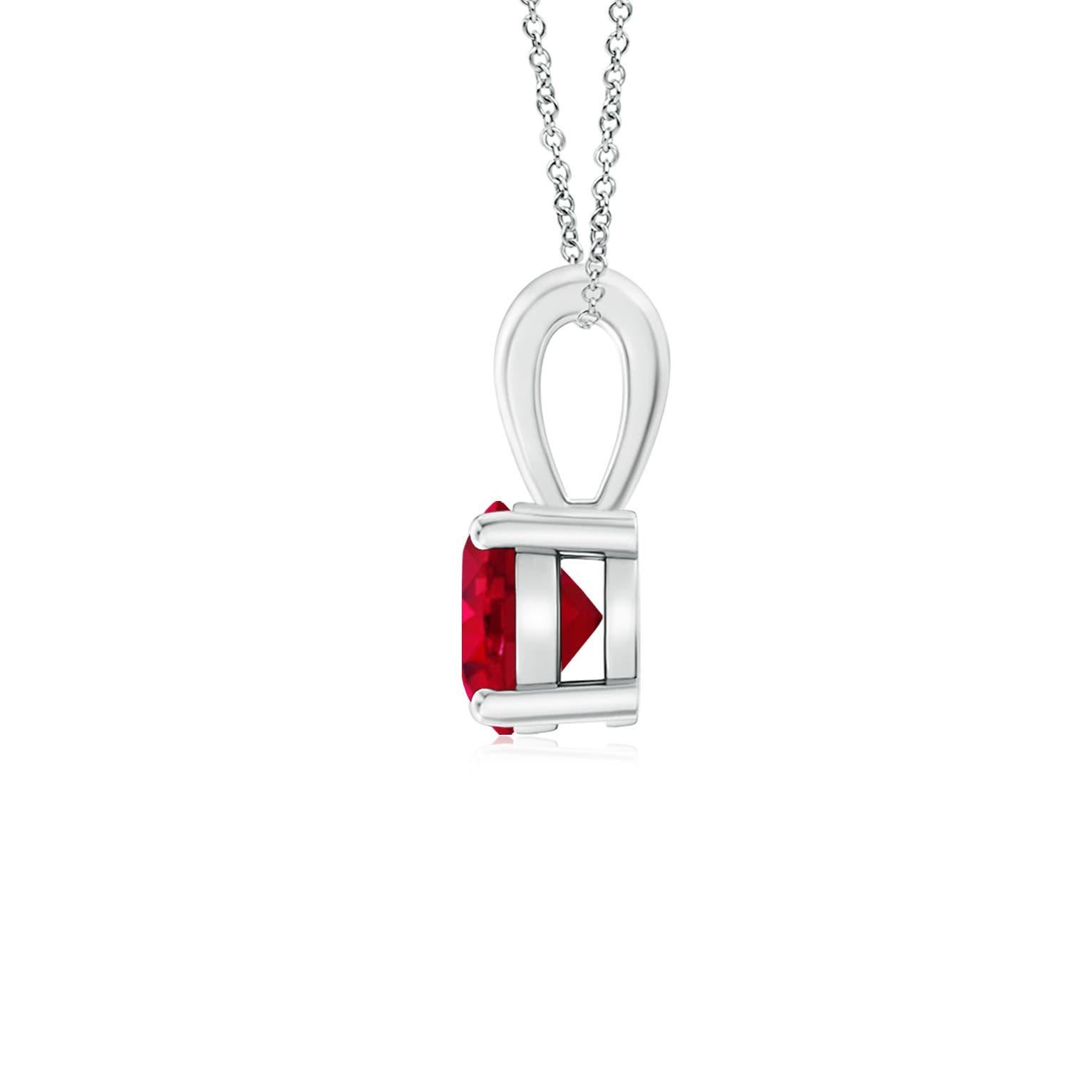 A Link di una balla lucente c'è un solitario di rubino rosso porpora fissato in un'incastonatura a quattro punte. Realizzato in argento, il design elegante di questo classico ciondolo con rubino attira l'attenzione sulla magnificenza della pietra