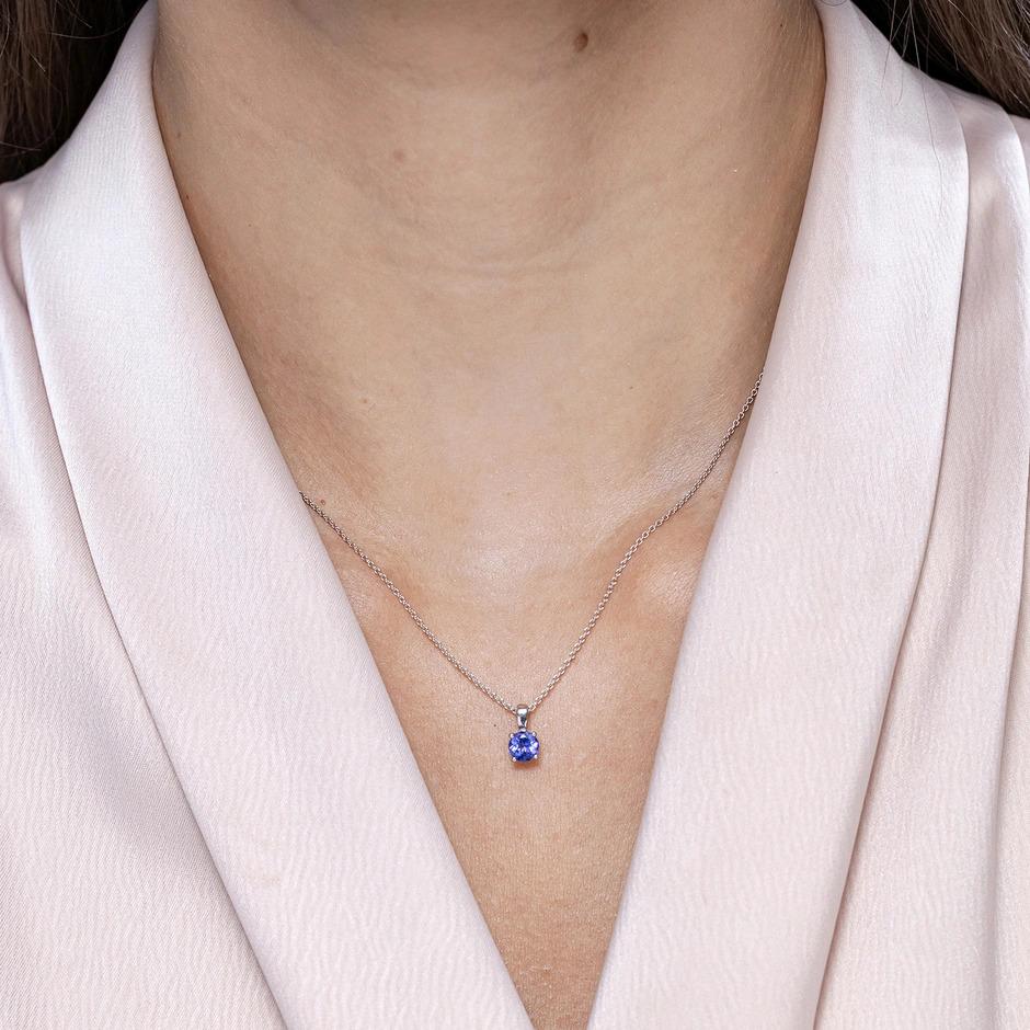 Natural Classic Round Tanzanite Solitaire Pendant in 18K Yellow Gold In New Condition For Sale In Los Angeles, CA