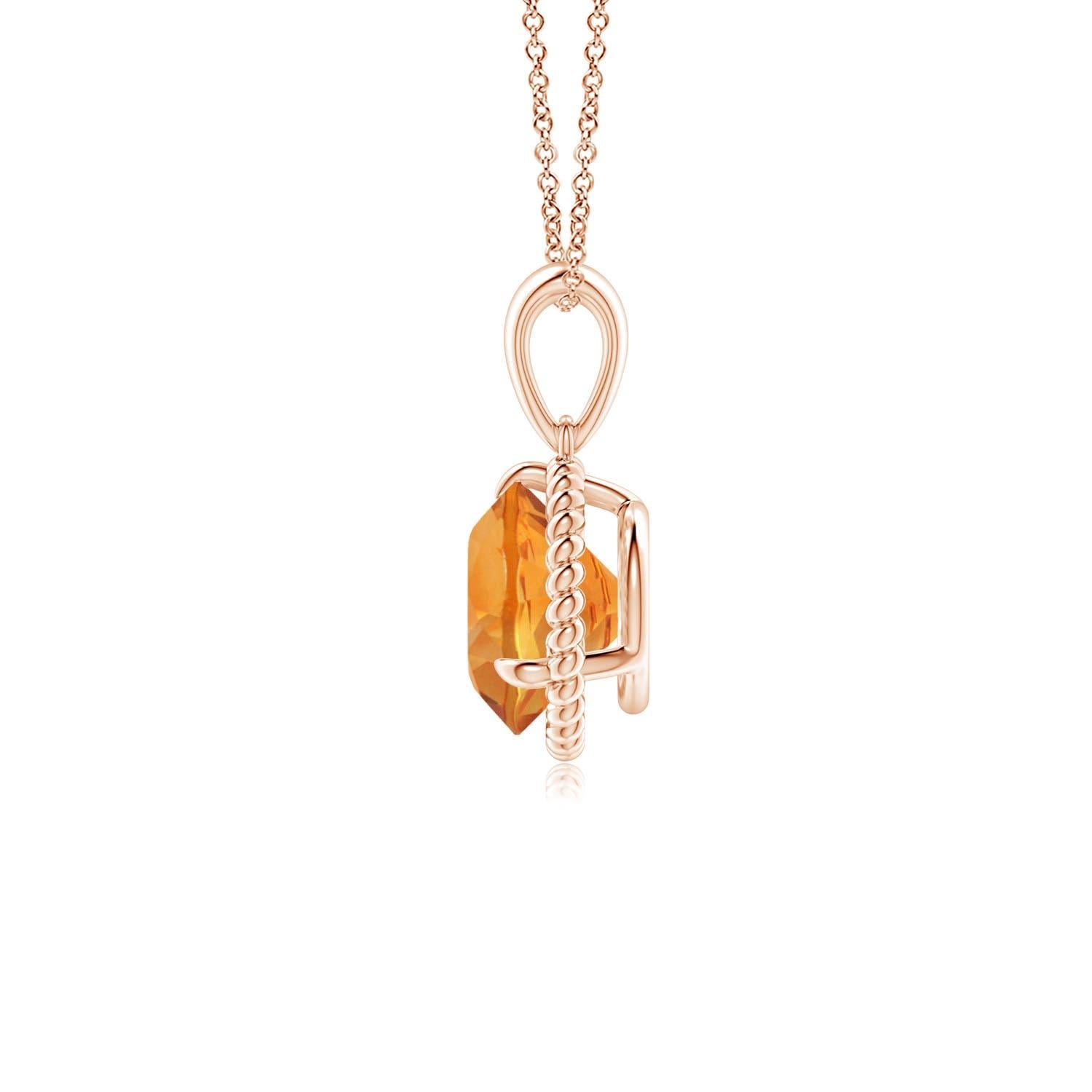 D'une élégance toute féminine, ce pendentif solitaire en citrine est conçu en or rose 14 carats. La citrine ronde sertie de griffes est entourée d'un cadre en corde torsadée qui confère une touche de distinction au design. Disponible en différents