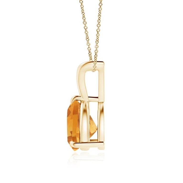 Questo elegante ciondolo solitario presenta uno splendido trilione di citrino in un'incastonatura a griffe. Questa gemma giallo miele affascina i sensi con la sua irresistibile bellezza. Una lucente balla a V completa il look di questo ciondolo in