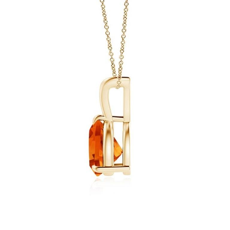 Cet élégant pendentif solitaire est orné d'une superbe citrine trillion dans un sertissage à griffes. La pierre précieuse jaune miel captive les sens par sa beauté irrésistible. Un anneau en V lustré complète l'aspect de ce pendentif en or jaune 14