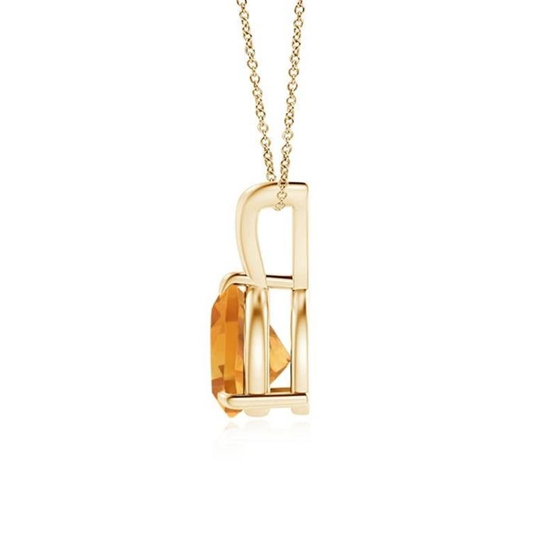 Cet élégant pendentif solitaire est orné d'une superbe citrine trillion dans un sertissage à griffes. La pierre précieuse jaune miel captive les sens par sa beauté irrésistible. Un anneau en V lustré complète l'aspect de ce pendentif en or jaune 18