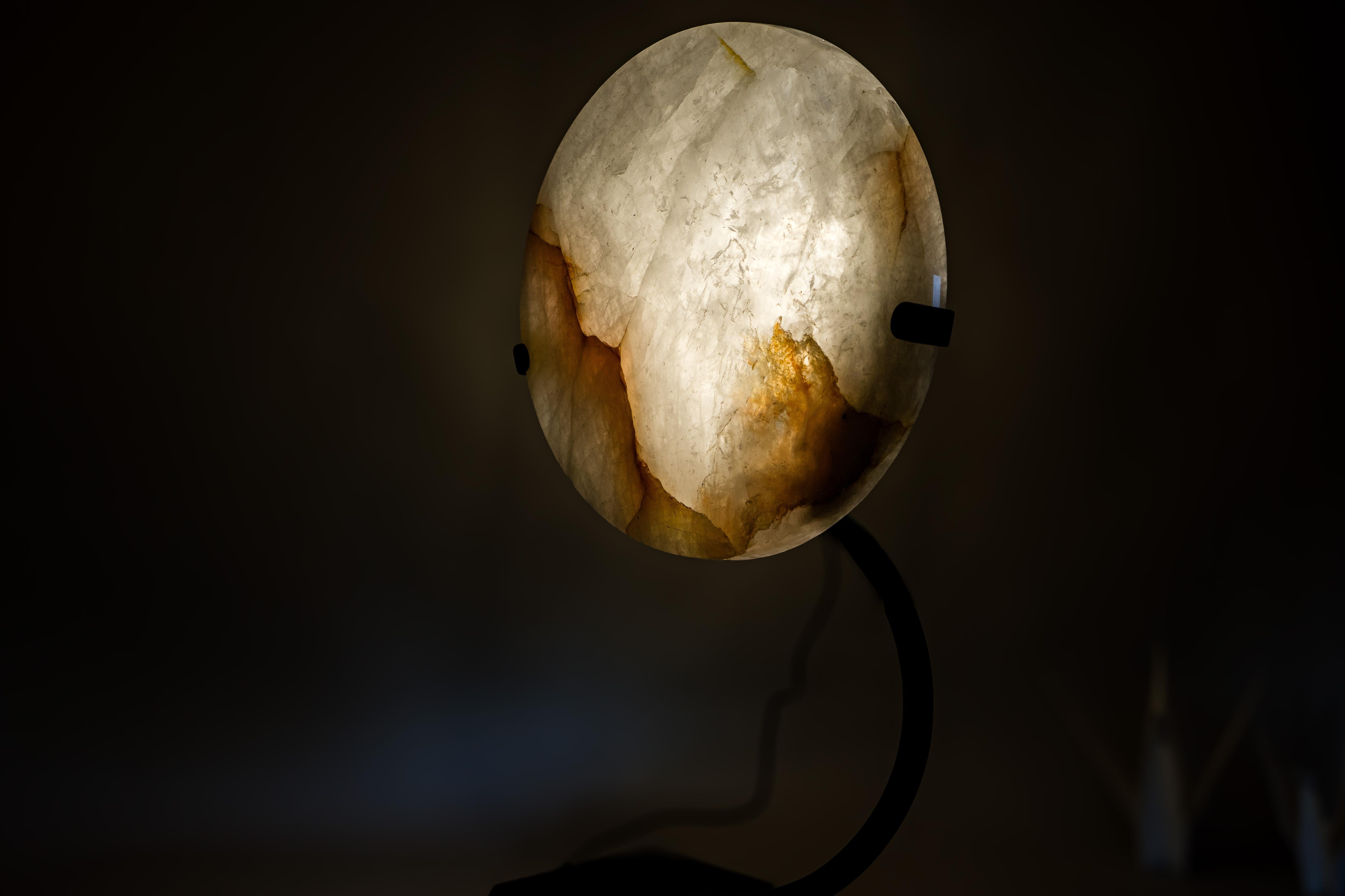 Natürlicher klarer Quarzkristall Lampe mit Hämatit Einschlüsse im Angebot 4