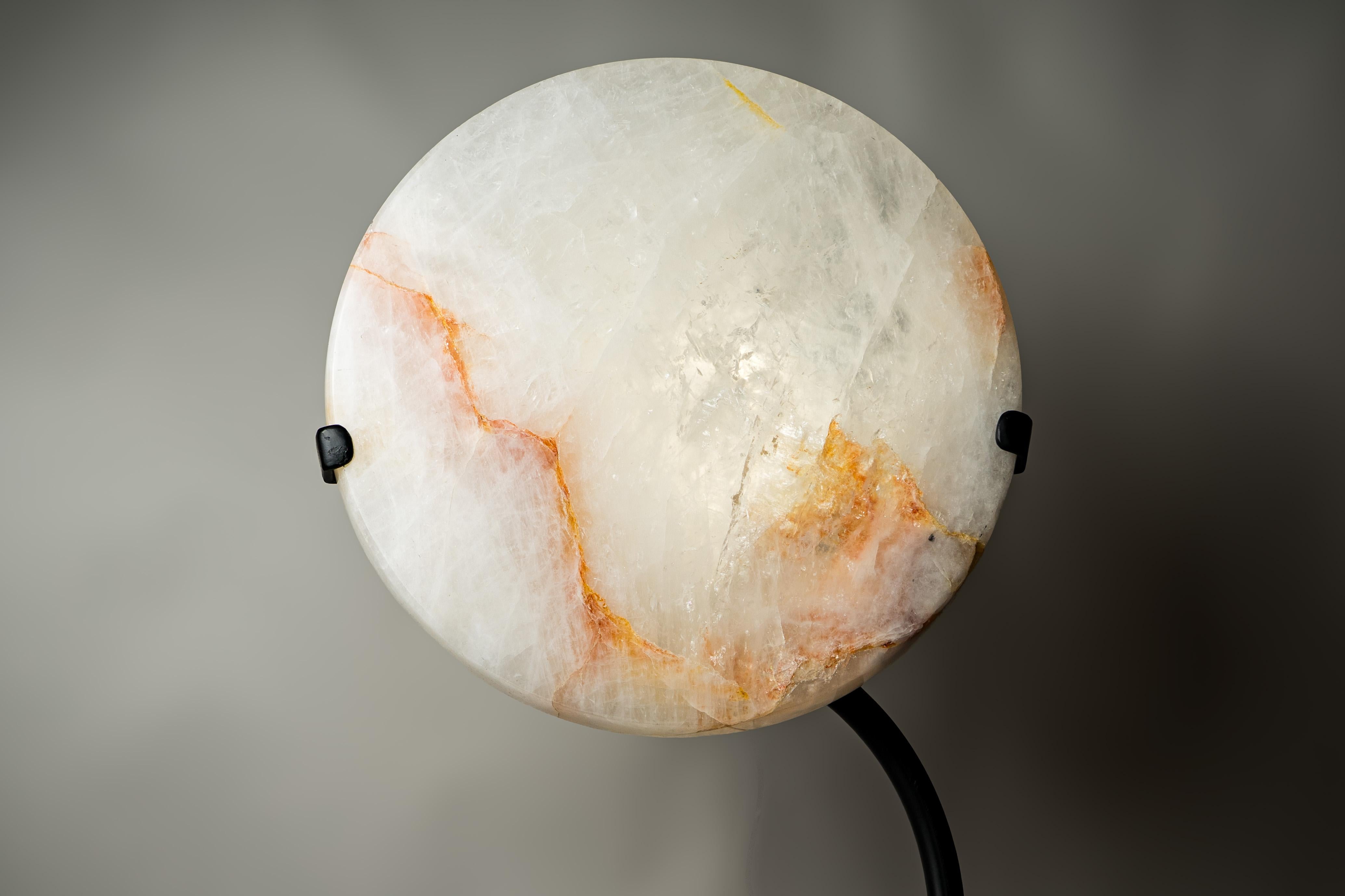 Natürlicher klarer Quarzkristall Lampe mit Hämatit Einschlüsse (21. Jahrhundert und zeitgenössisch) im Angebot