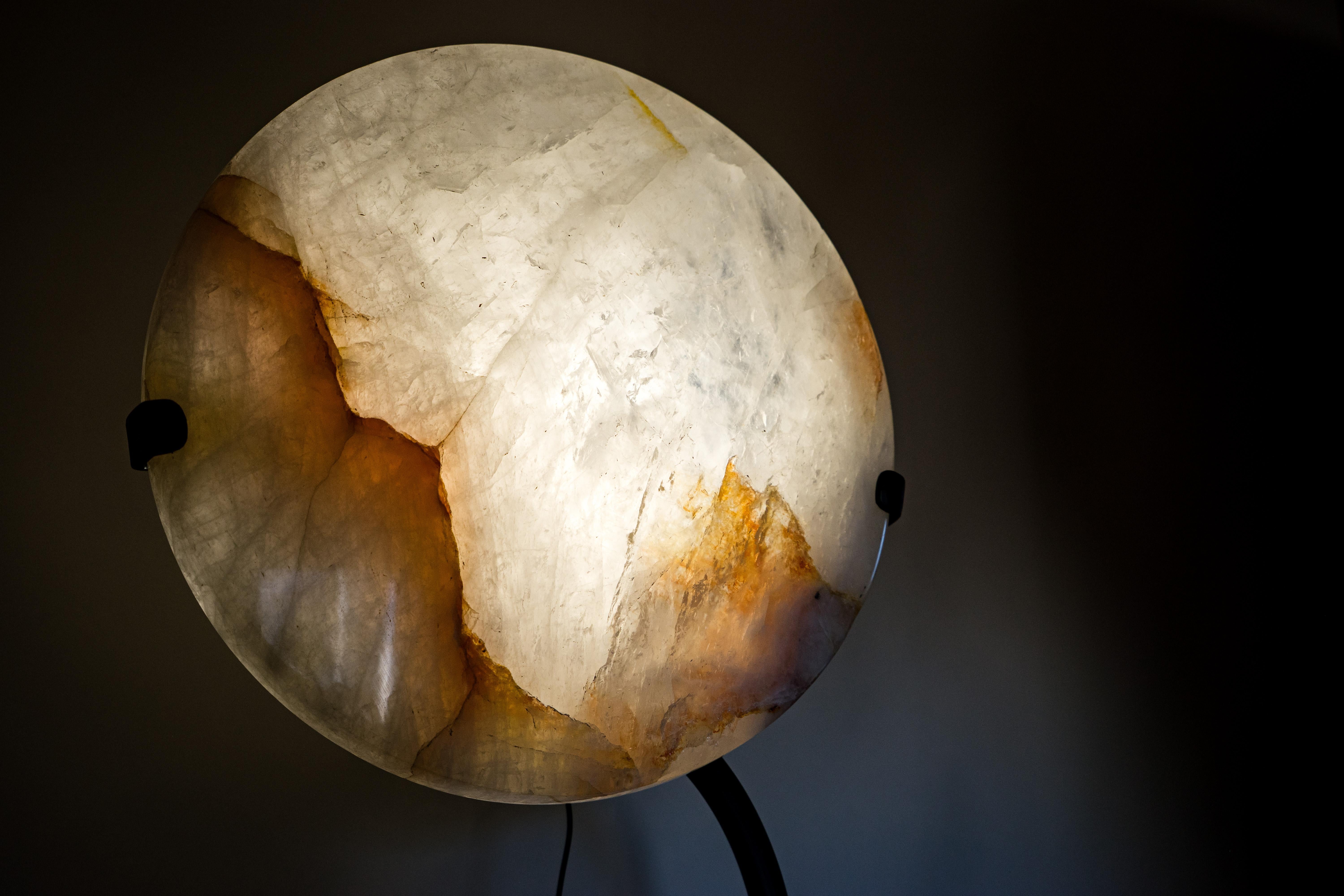 Natürlicher klarer Quarzkristall Lampe mit Hämatit Einschlüsse im Angebot 1