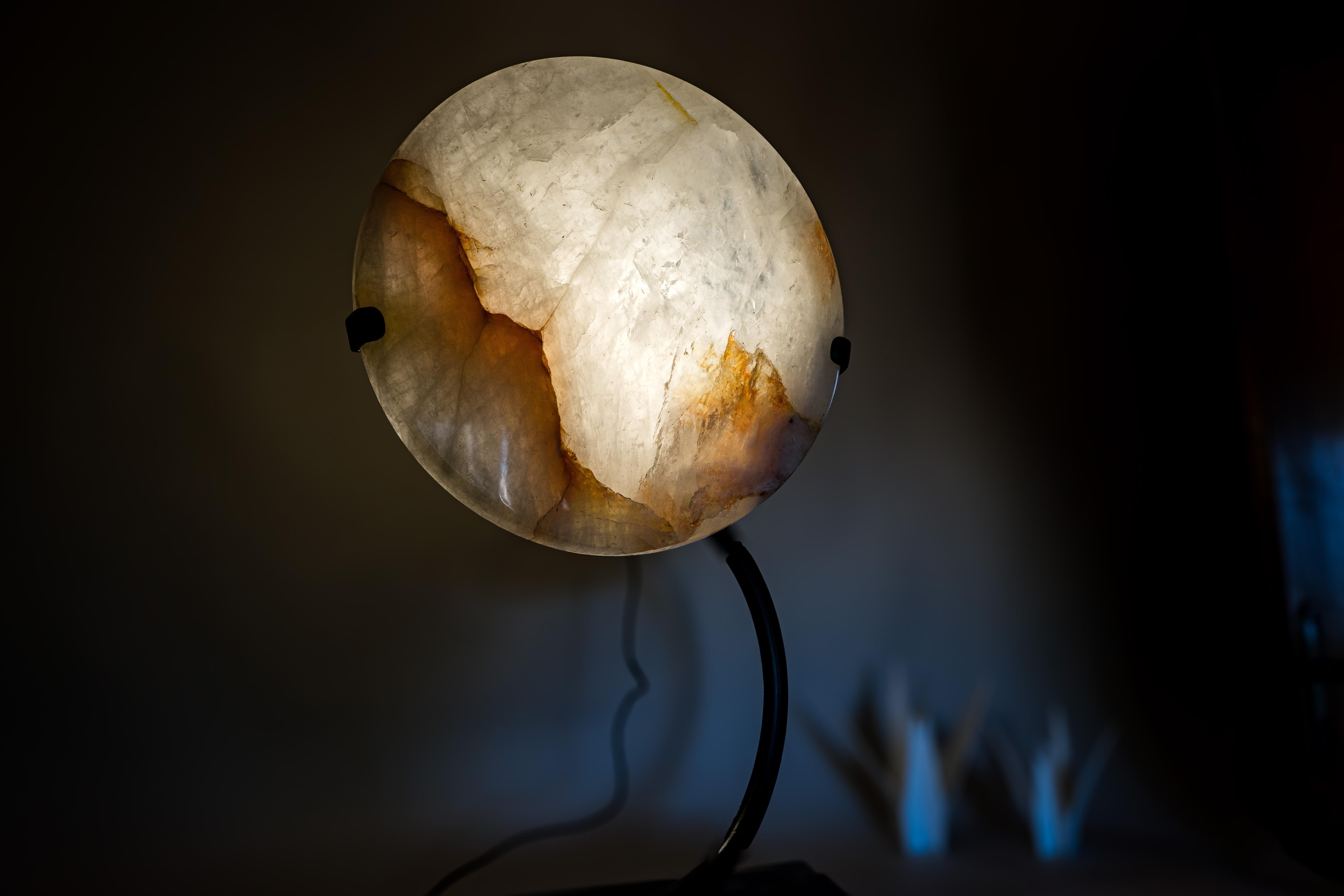 Natürlicher klarer Quarzkristall Lampe mit Hämatit Einschlüsse im Angebot 2
