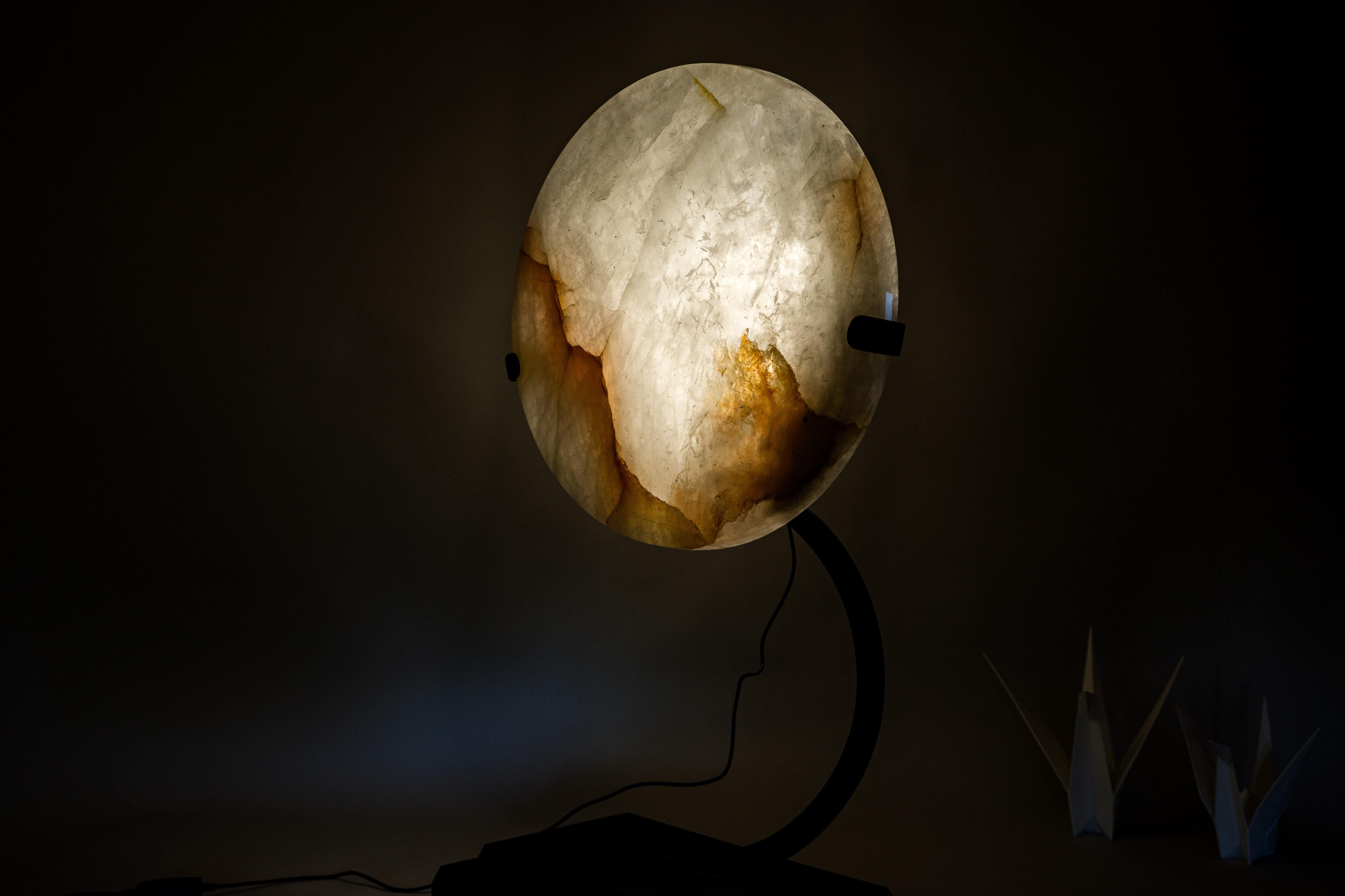 Natürlicher klarer Quarzkristall Lampe mit Hämatit Einschlüsse im Angebot 3
