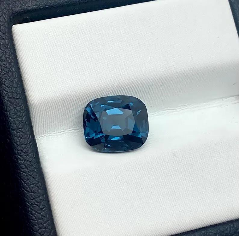 Women's or Men's Natural Cobalt Blue spinel quality VS, 3.48 Ct. gemstone, Certificate GFCO
