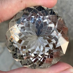 Collezione Natural: quarzo fumé di prima scelta, dal taglio preciso e intricato con un design geometrico