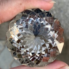 Collezione Natural: quarzo fumé di prima scelta, dal taglio preciso e intricato con un design geometrico