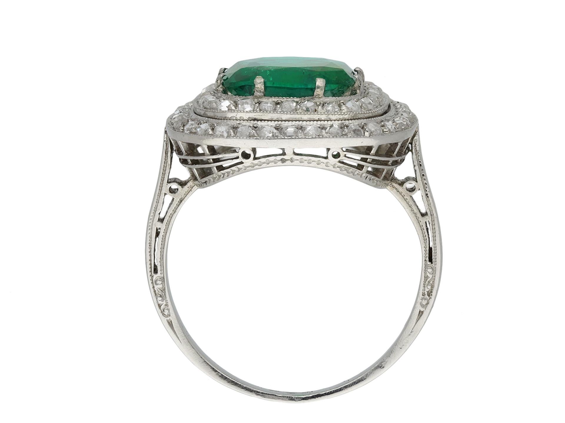 Natural Colombian Emerald and Diamond Coronet Cluster Ring, circa 1920 In Good Condition For Sale In London, GB