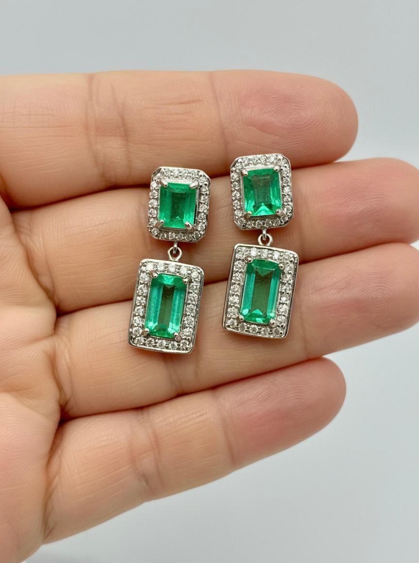 Contemporain Boucles d'oreilles pendantes en or 18 carats avec émeraudes naturelles de Colombie et diamants en vente