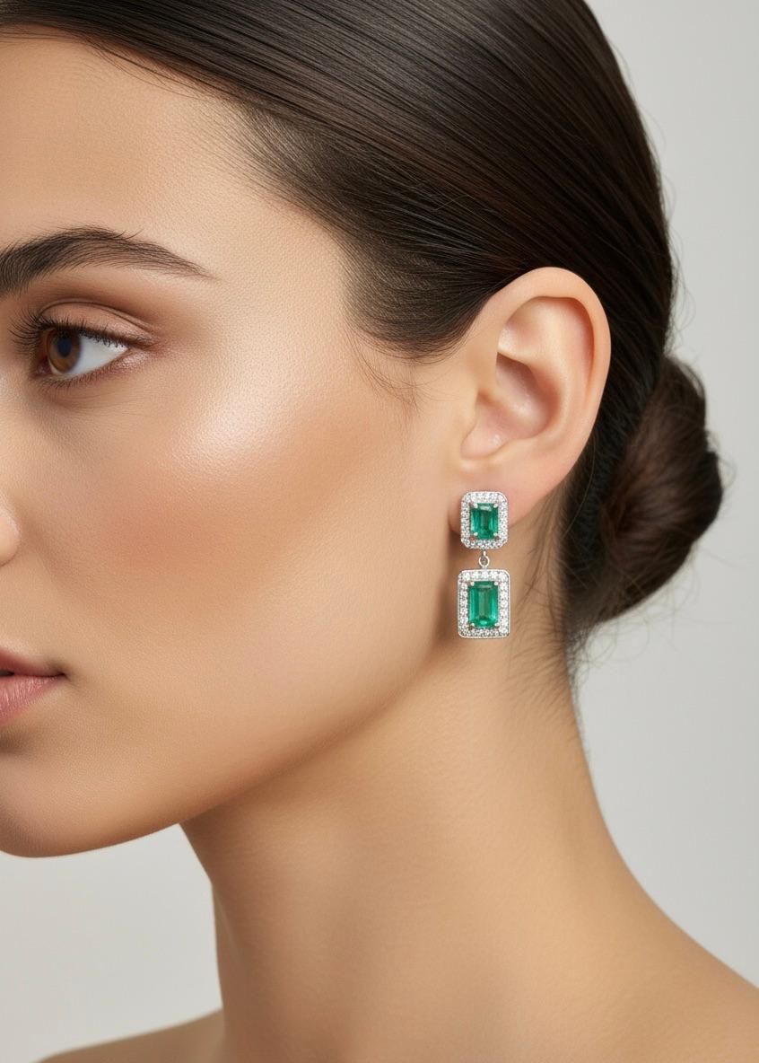 Boucles d'oreilles pendantes élégantes en or blanc 18 carats avec émeraude naturelle de Colombie et diamants 
Pierres primaires : émeraude colombienne 100% naturelle 
Forme ou taille Emeraude : Taille émeraude   
Couleur/Clarté : Brillant Moyen 100%