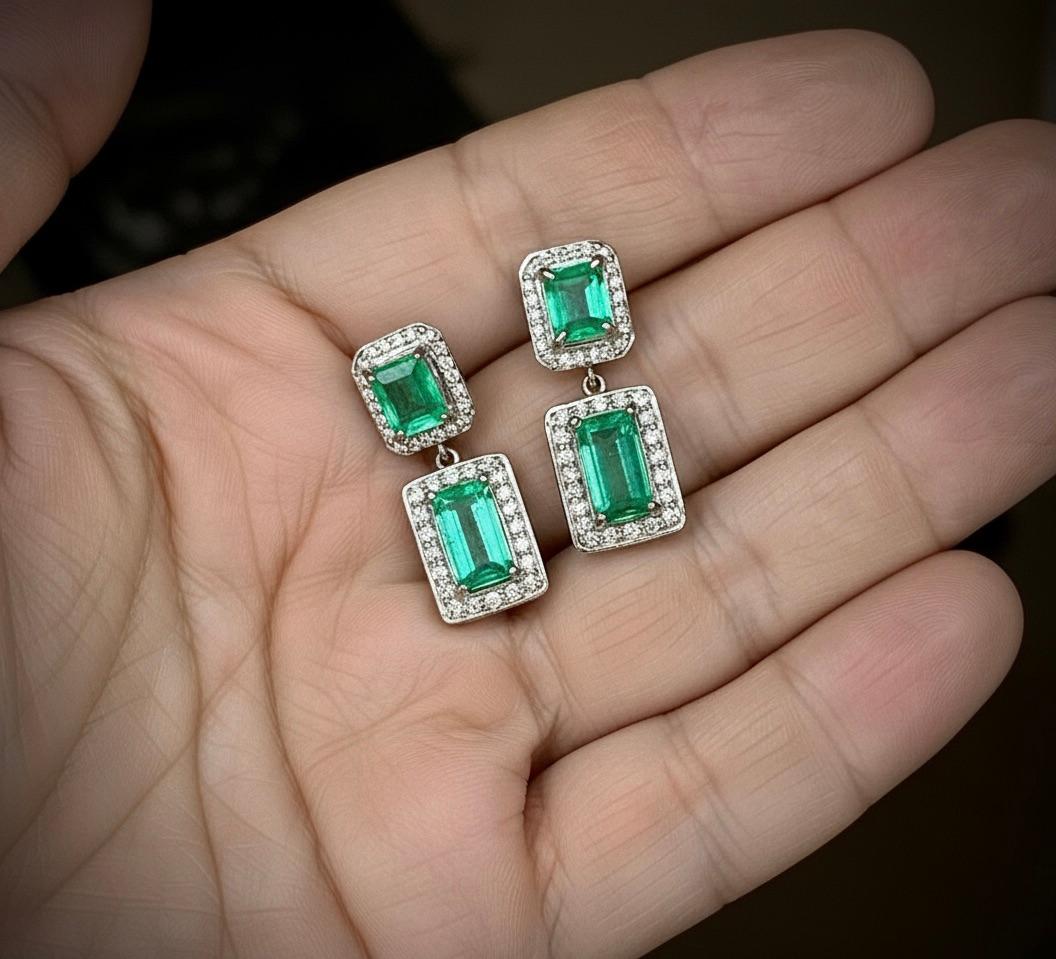 Boucles d'oreilles pendantes en or 18 carats avec émeraudes naturelles de Colombie et diamants en vente 2