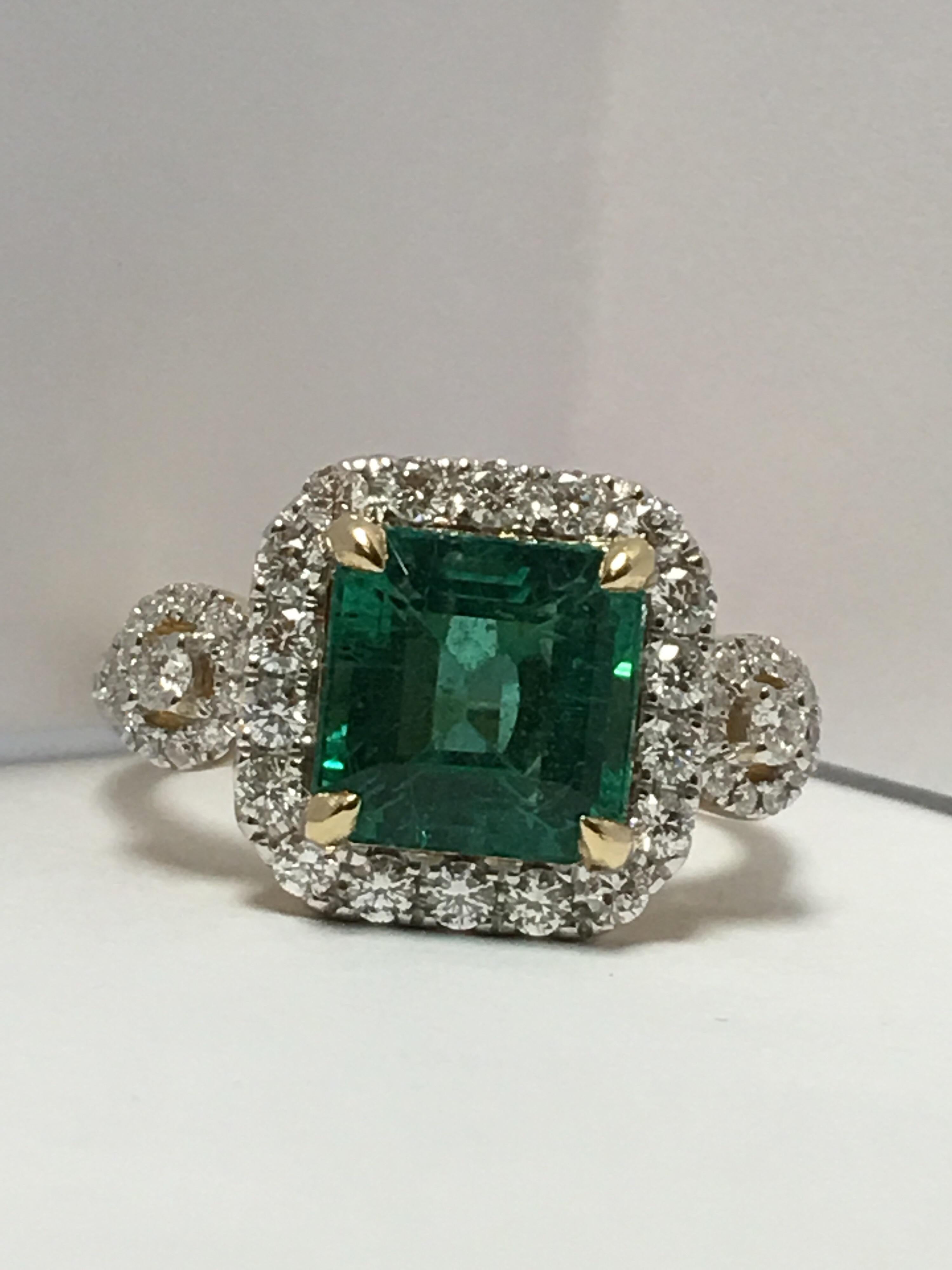 Natural Colombian Emerald and Diamonds Ring In New Condition In Trumbull, CT