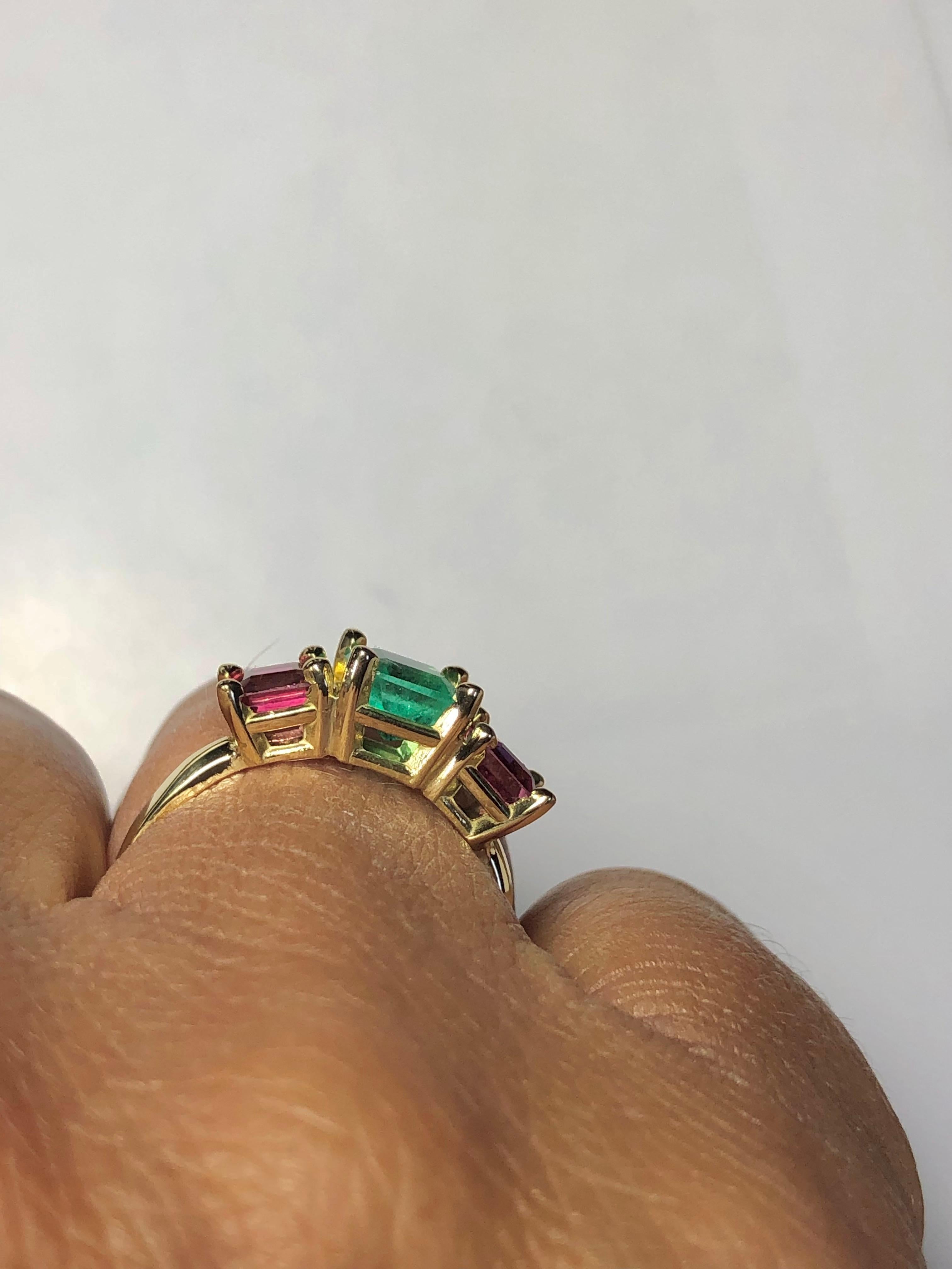 Esmeralda verde colombiana natural y espinela rosa Anillo de oro amarillo de 18 quilates en venta 4