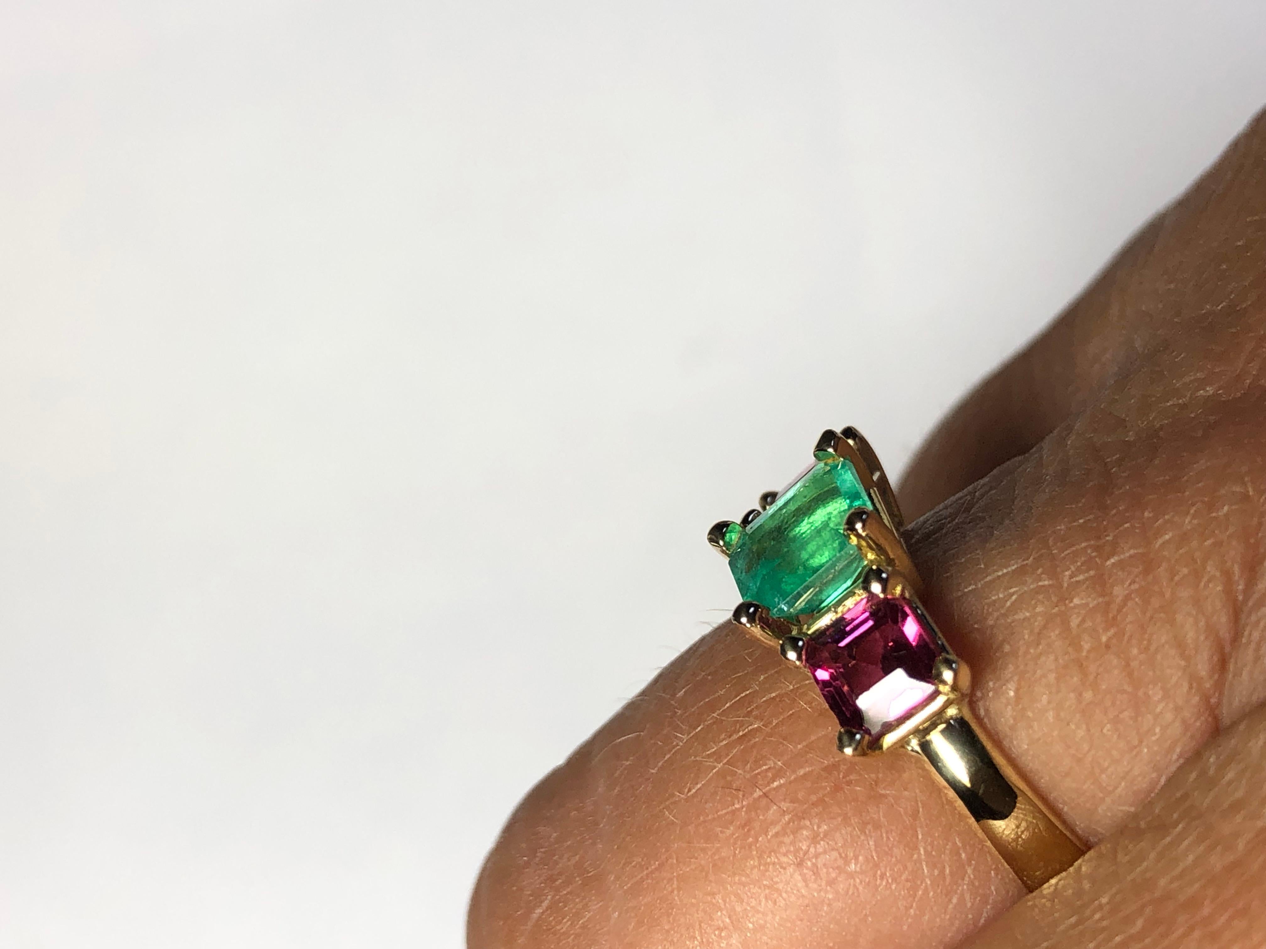Natural Colombian Emerald and Spinel Ring 18K Yellow Gold For Sale 10