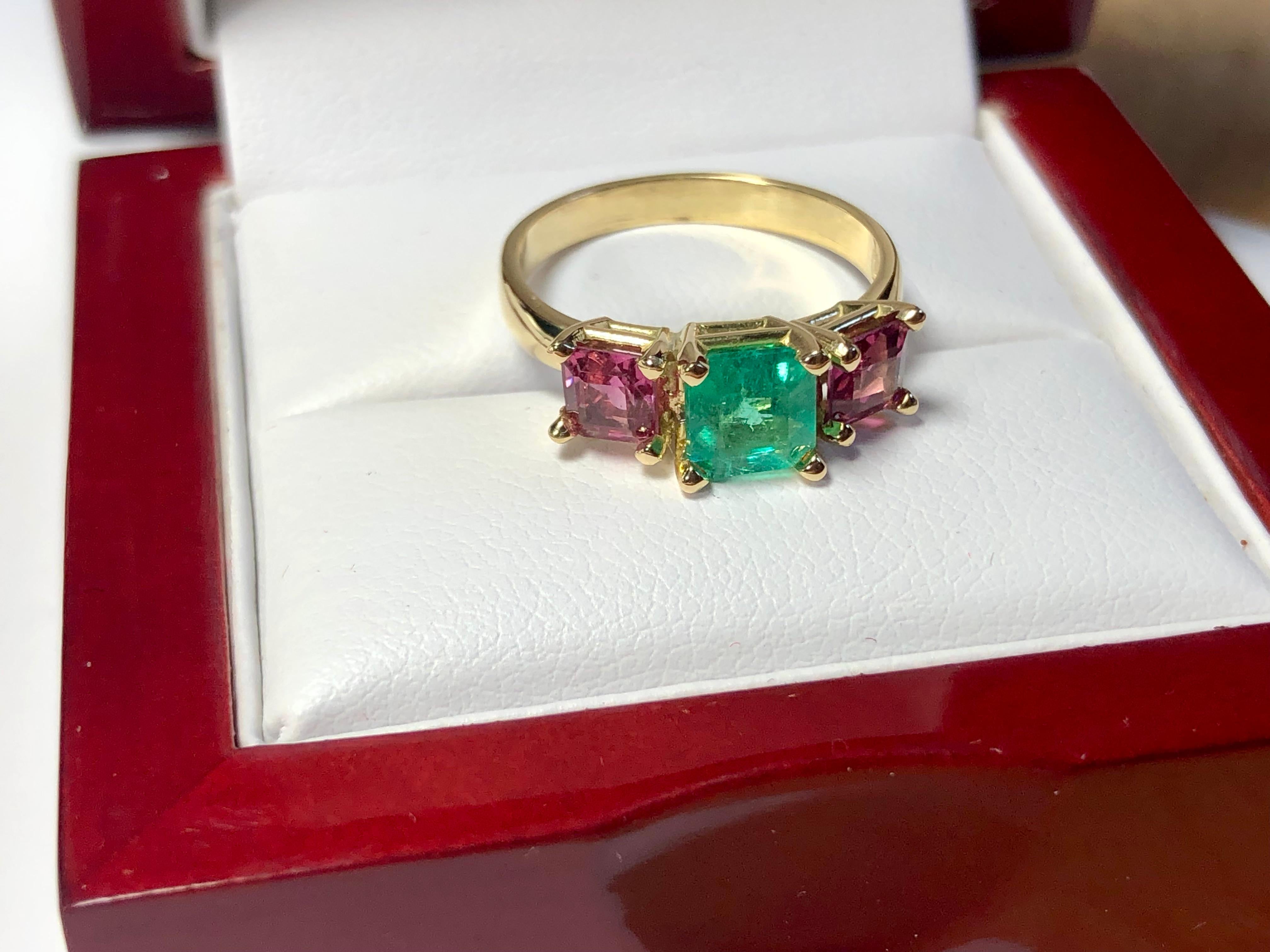 Women's Natural Colombian Emerald and Spinel Ring 18K Yellow Gold For Sale