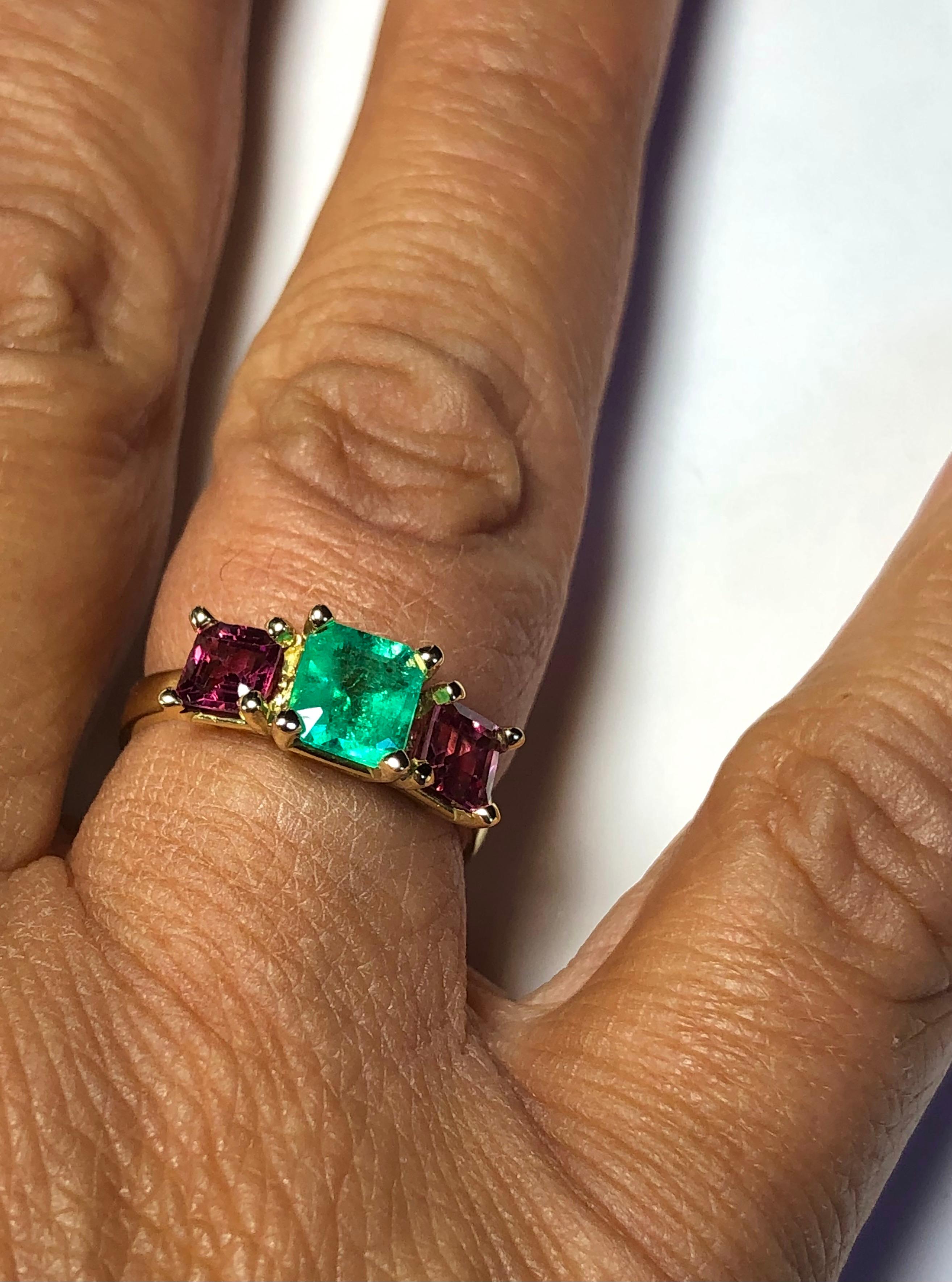Natural Colombian Emerald and Spinel Ring 18K Yellow Gold For Sale 2