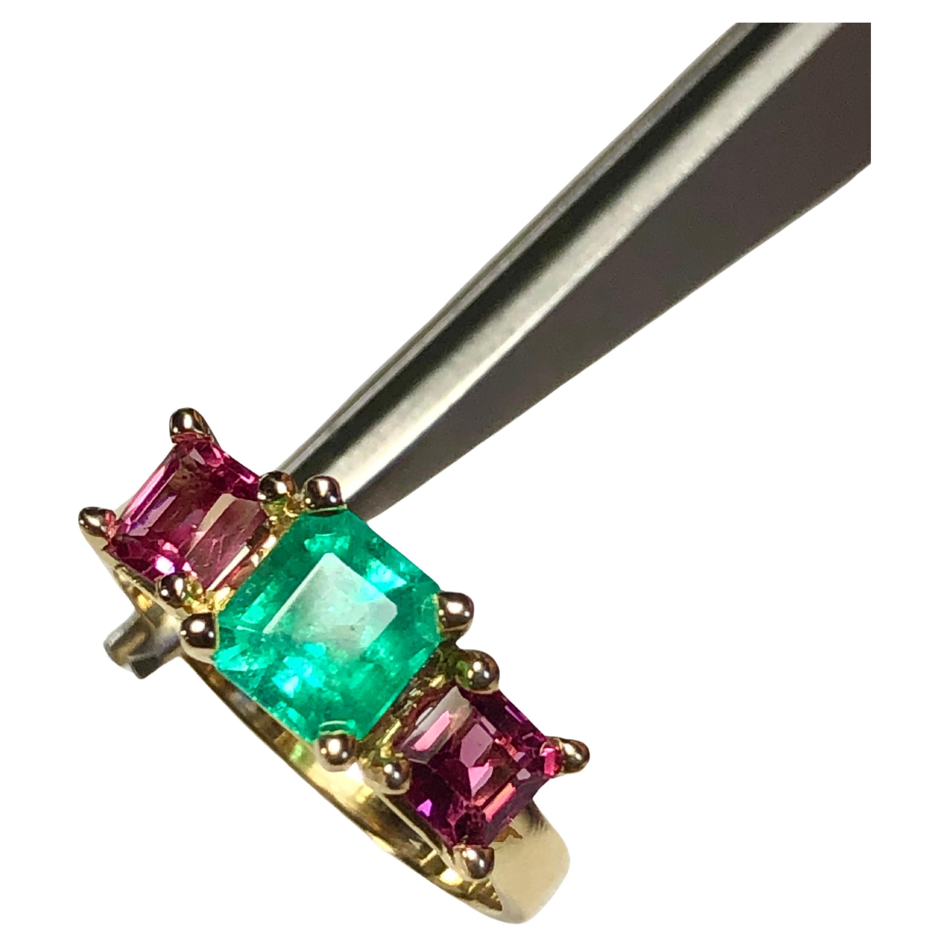 Natural Colombian Emerald and Spinel Ring 18K Yellow Gold For Sale 7