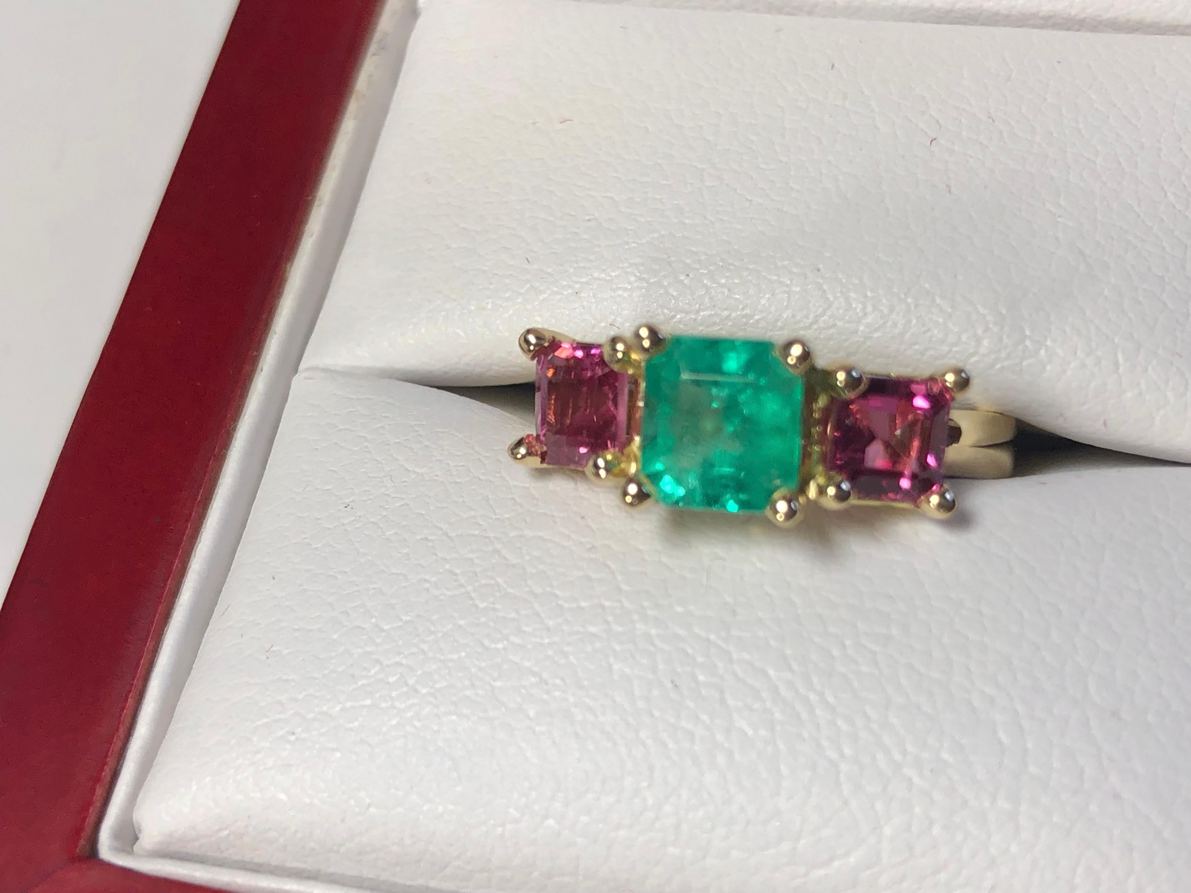 Natural Colombian Emerald and Spinel Ring 18K Yellow Gold For Sale 3