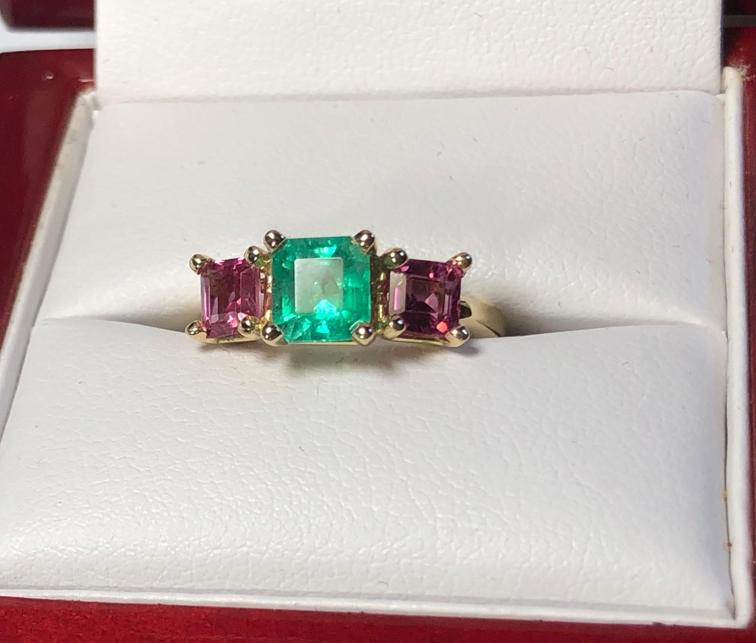 De las mujeres Esmeralda verde colombiana natural y espinela rosa Anillo de oro amarillo de 18 quilates en venta