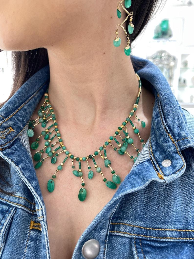 Moderno Collana di perle di smeraldo colombiano naturale - Cabochon ovale in oro 14K e catena d'argento in vendita