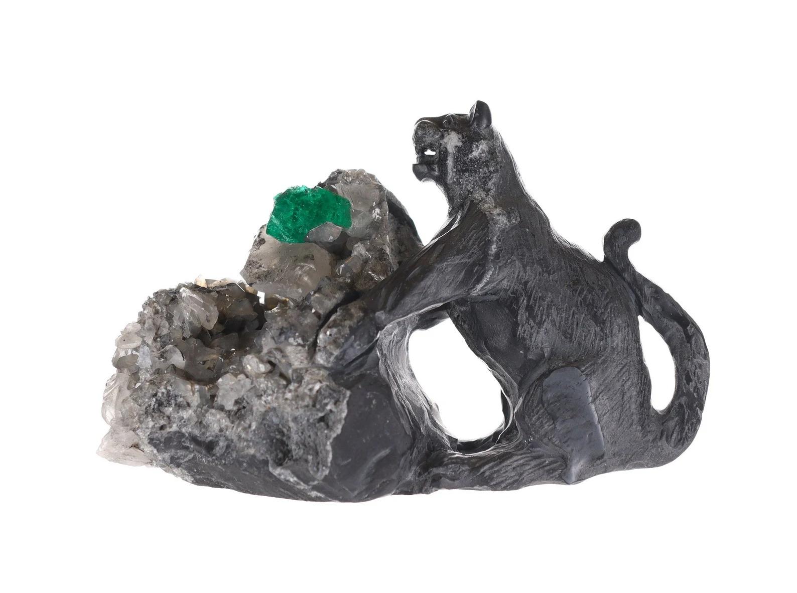Diese wunderschöne und einzigartige Skulptur aus rohem kolumbianischem Smaragd. Er zeigt einen exotischen und seltenen schwarzen Panther aus schwarzem und grauem Schiefer mit einem Hauch von Pyrit, der sich an seine Beute heranpirscht. Der rohe
