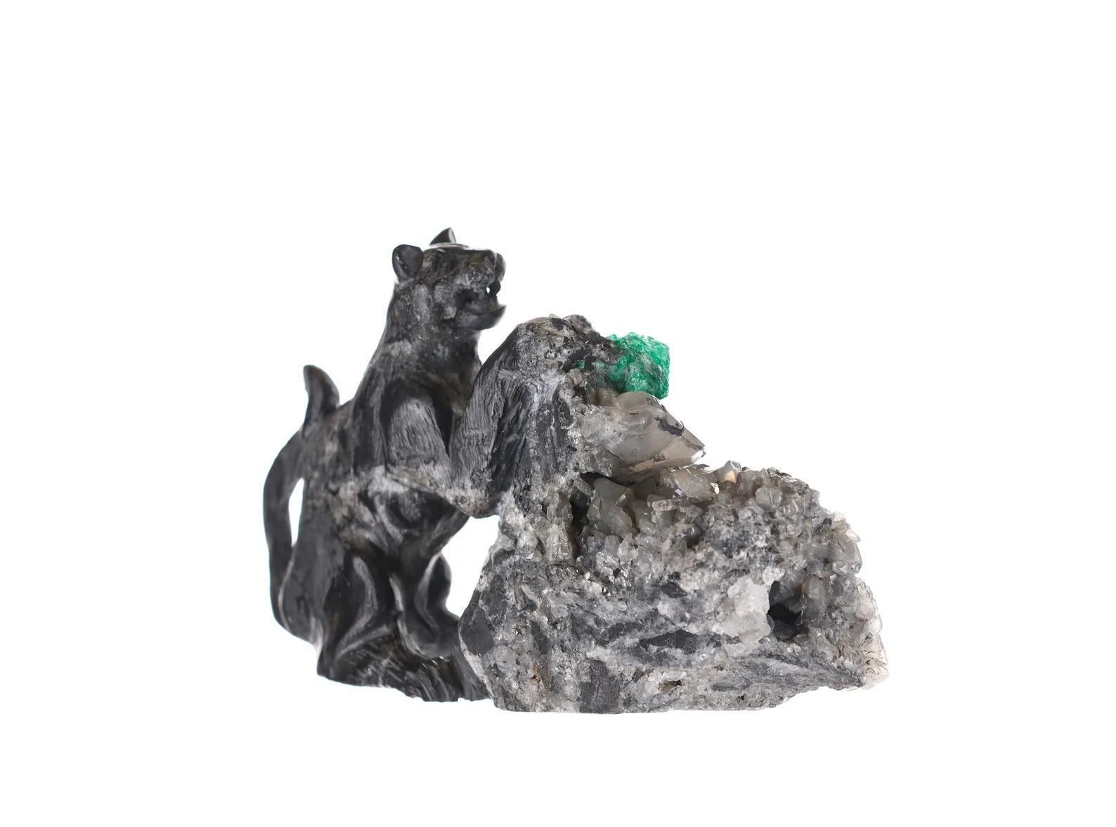 Natürlicher kolumbianischer Smaragd Schwarzer Panther Handgeschnitzte Sammler-Kristallskulptur (Art déco) im Angebot