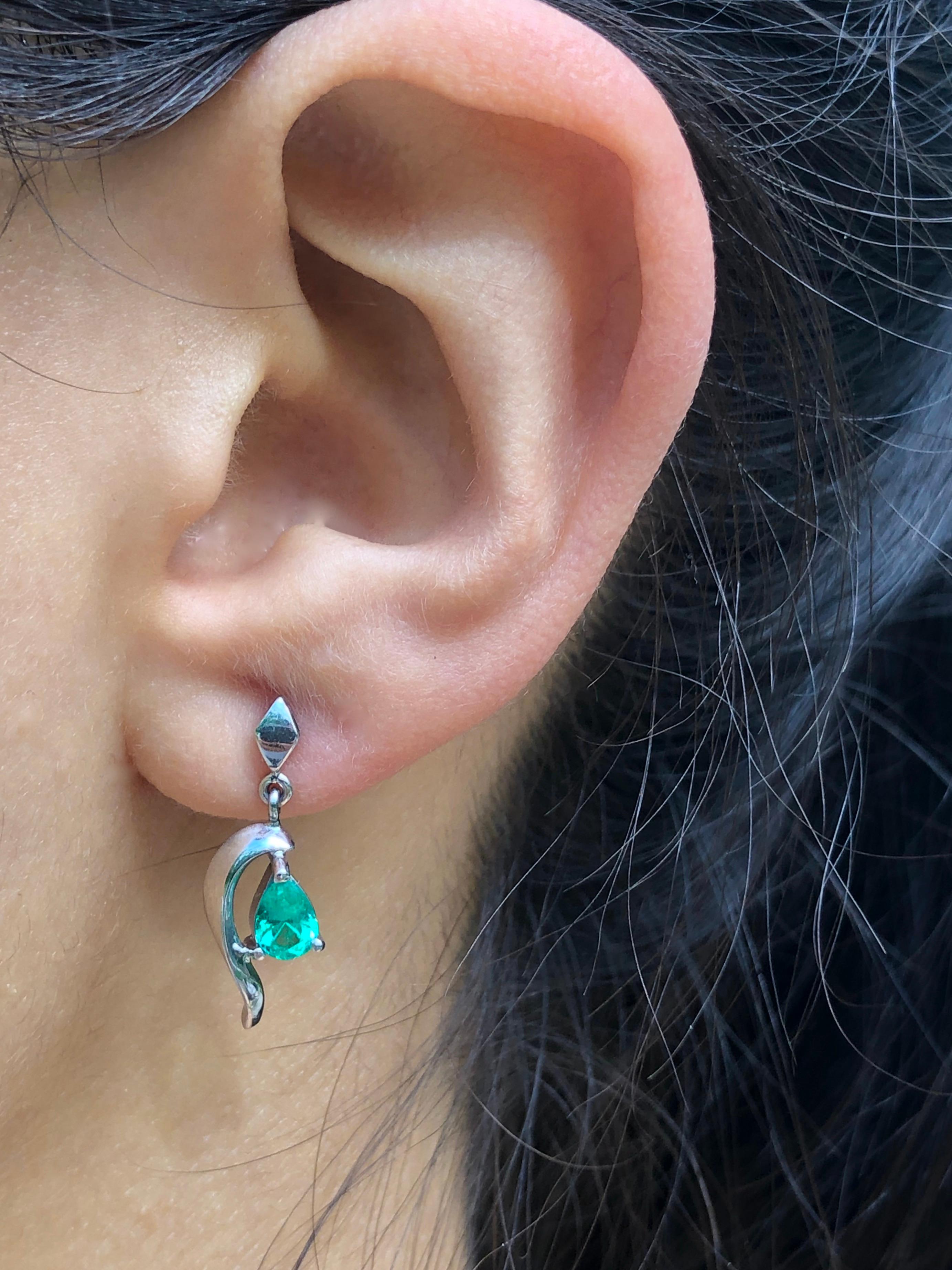Natural Colombian Emerald Dangle Earrings 18 Karat Gold For Sale 1