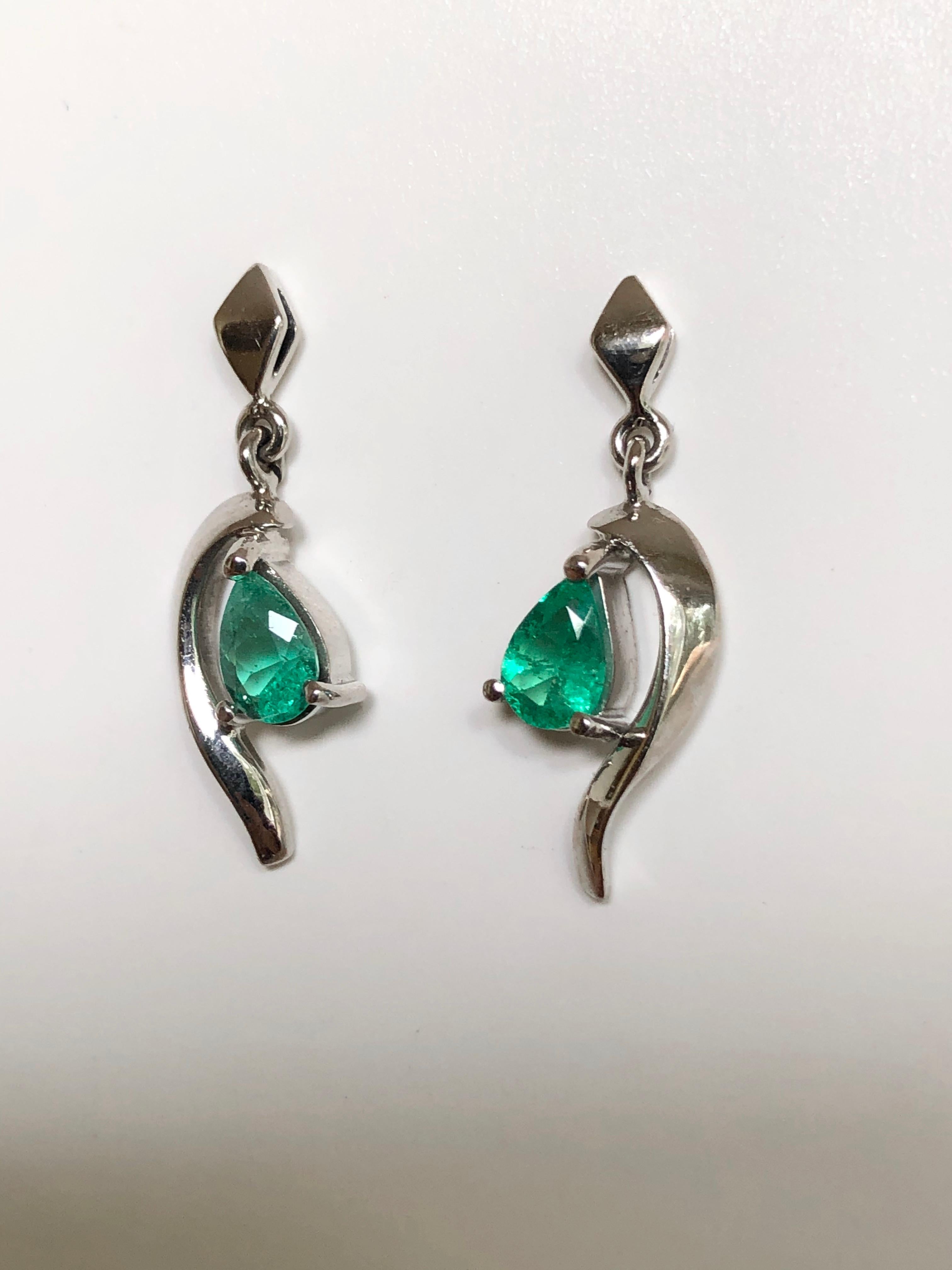 Natural Colombian Emerald Dangle Earrings 18 Karat Gold For Sale 7