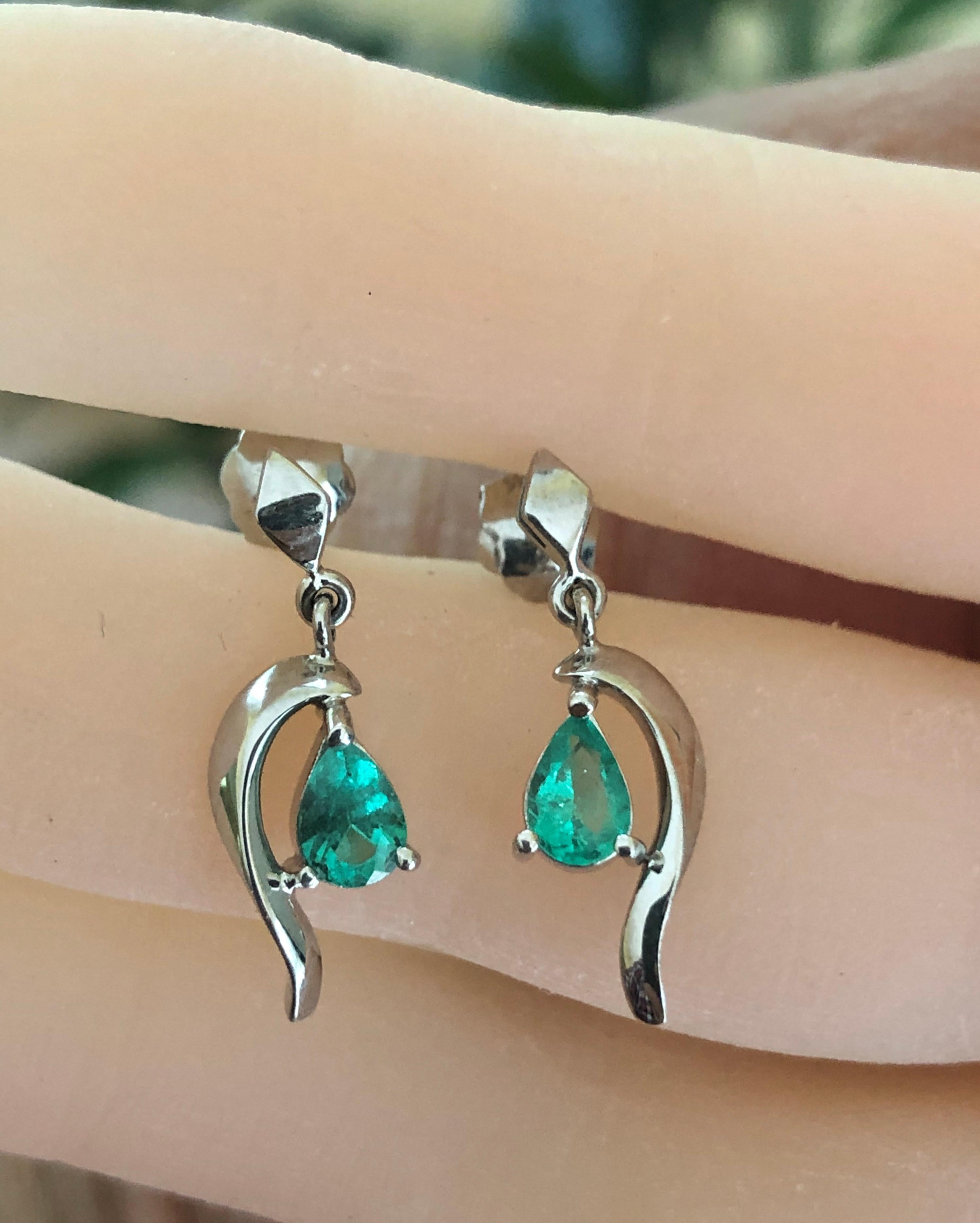 Women's Natural Colombian Emerald Dangle Earrings 18 Karat Gold For Sale