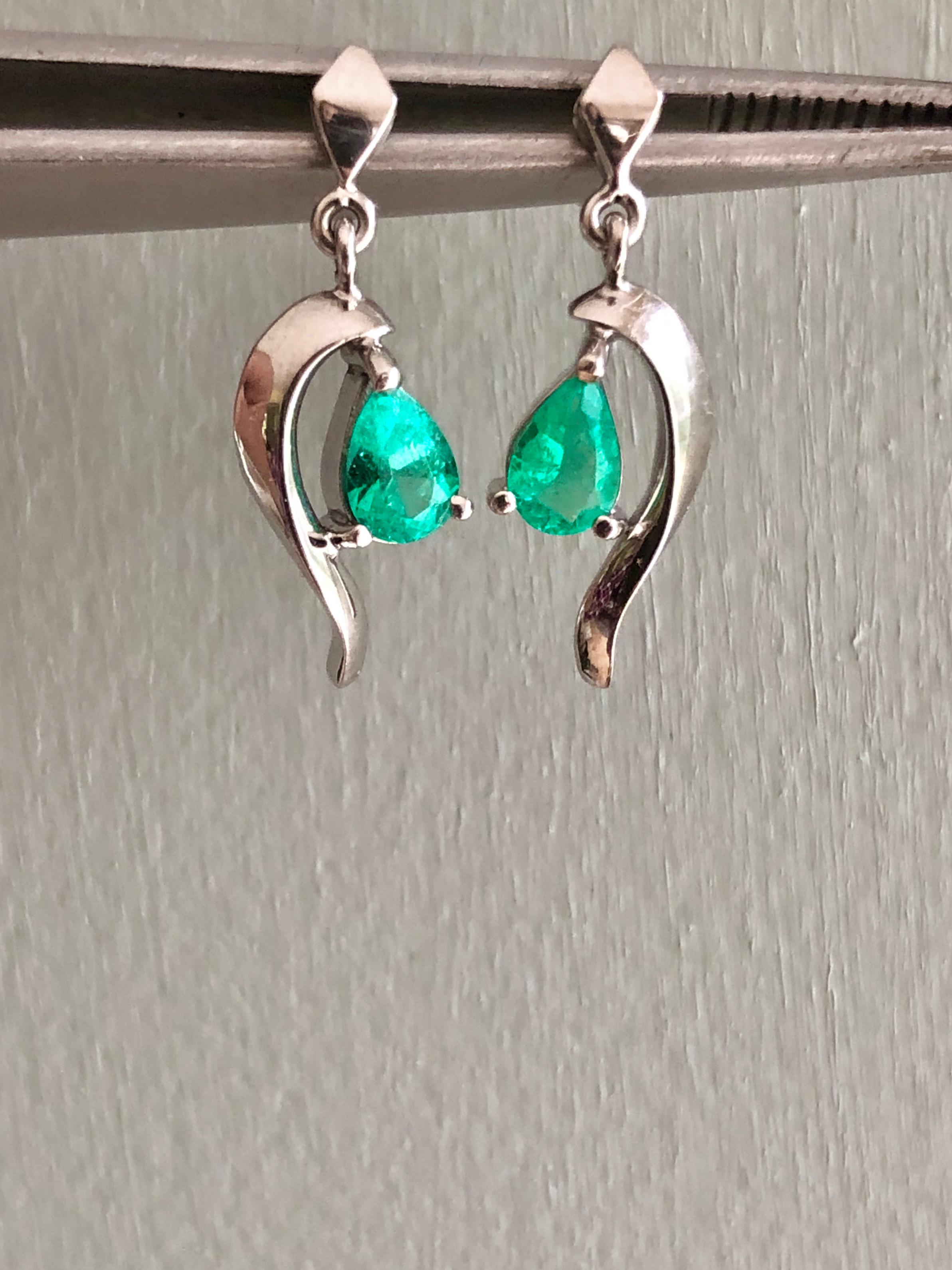 Natural Colombian Emerald Dangle Earrings 18 Karat Gold For Sale 2
