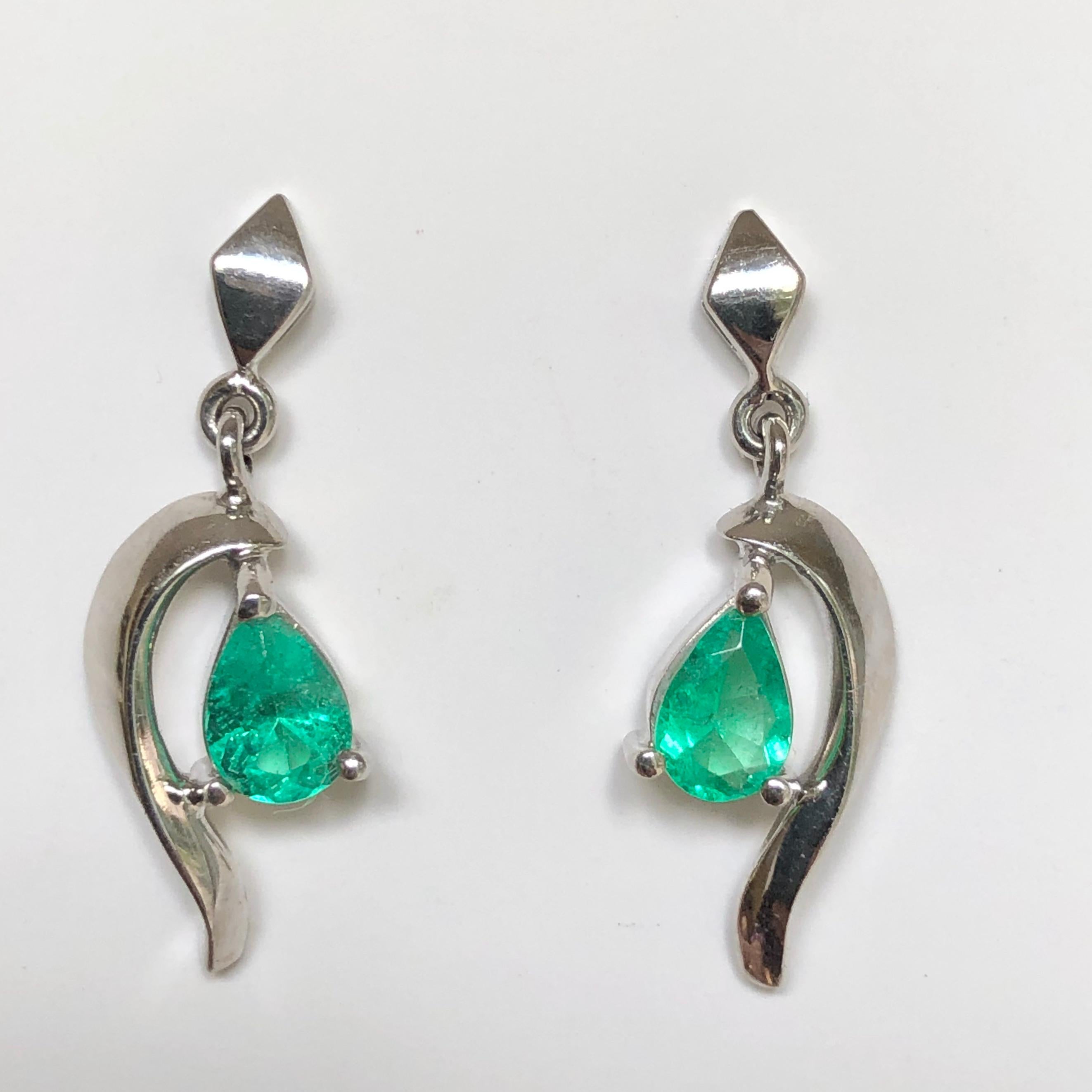 Natural Colombian Emerald Dangle Earrings 18 Karat Gold For Sale 3