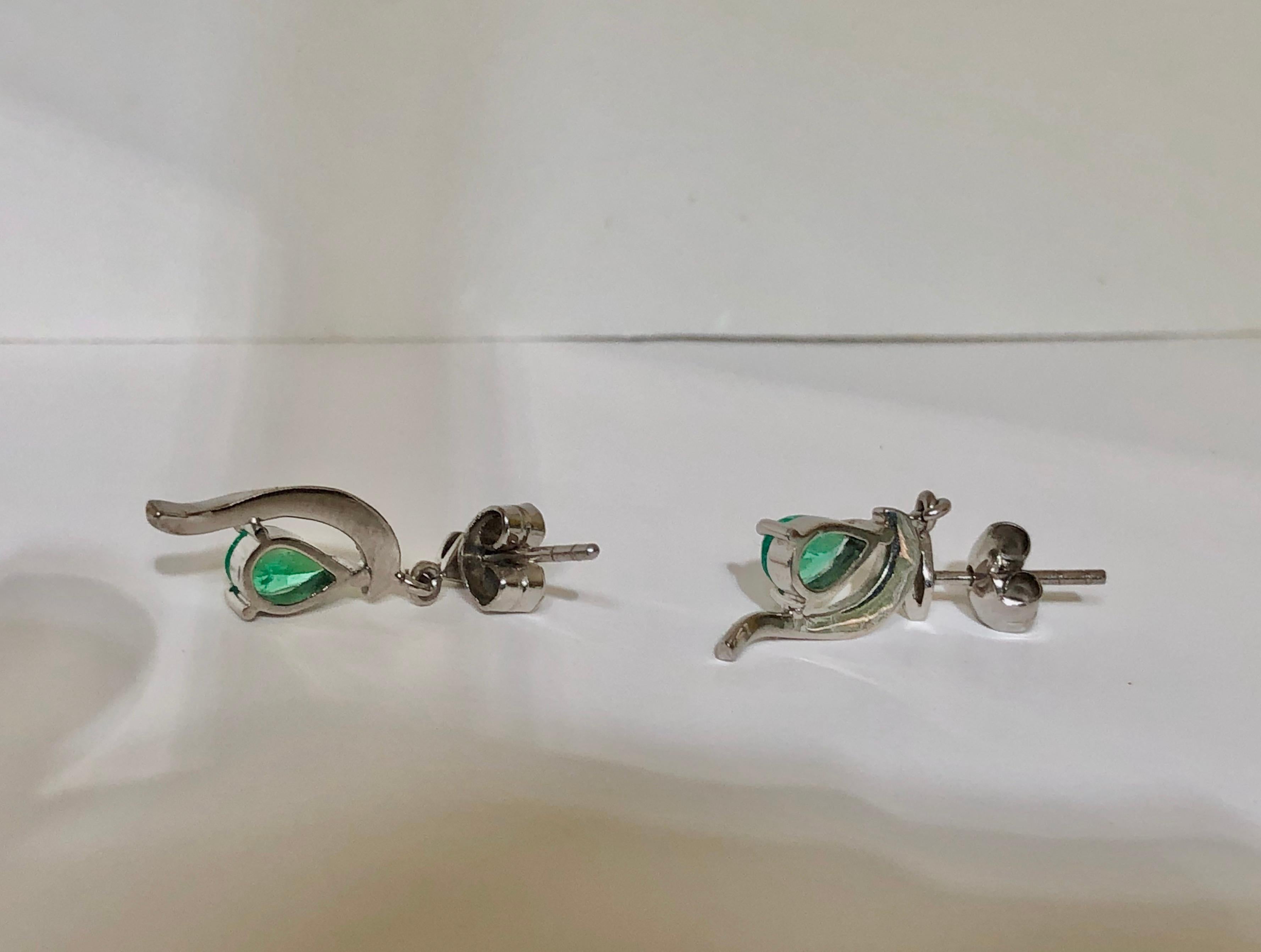 Natural Colombian Emerald Dangle Earrings 18 Karat Gold For Sale 4