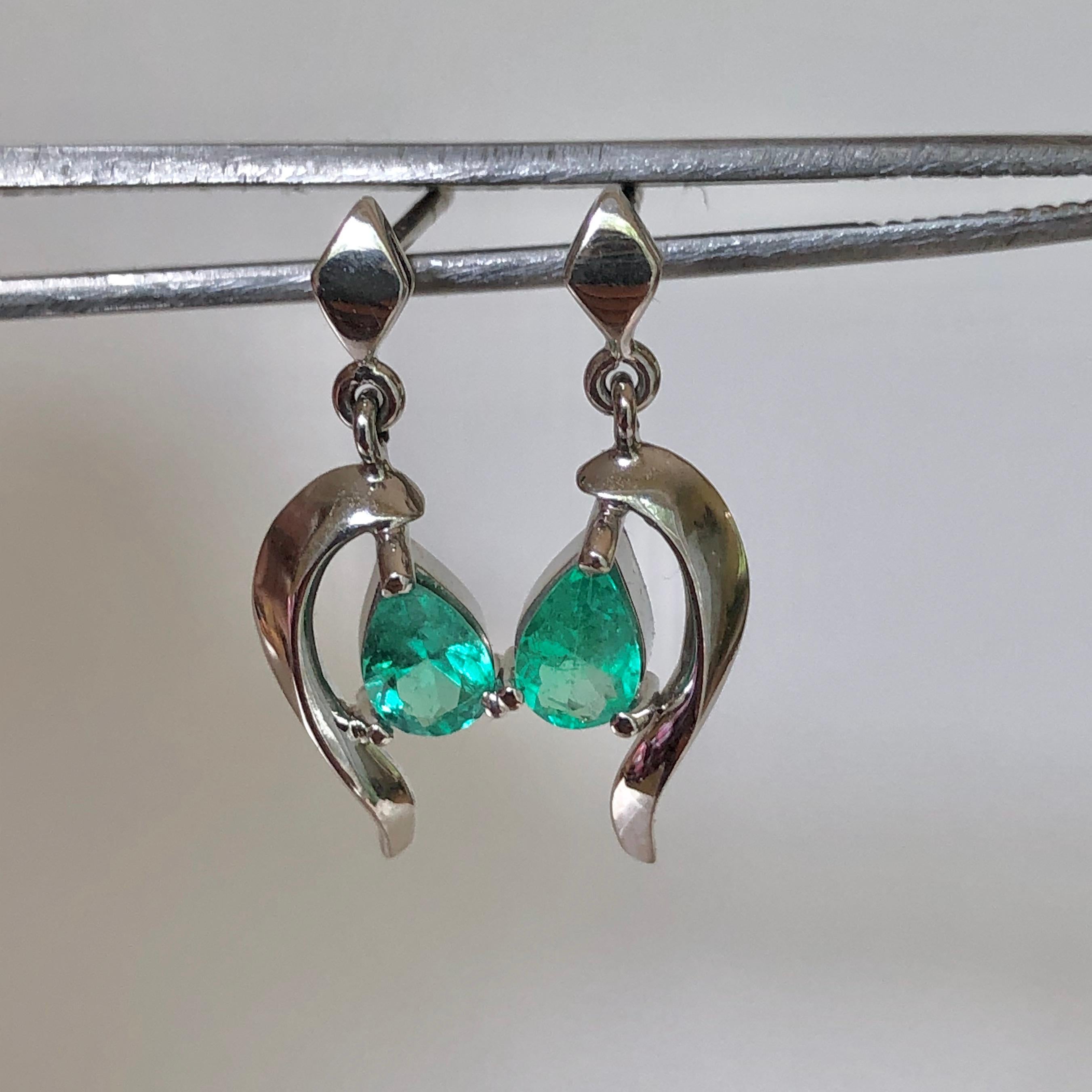 Natural Colombian Emerald Dangle Earrings 18 Karat Gold For Sale 5
